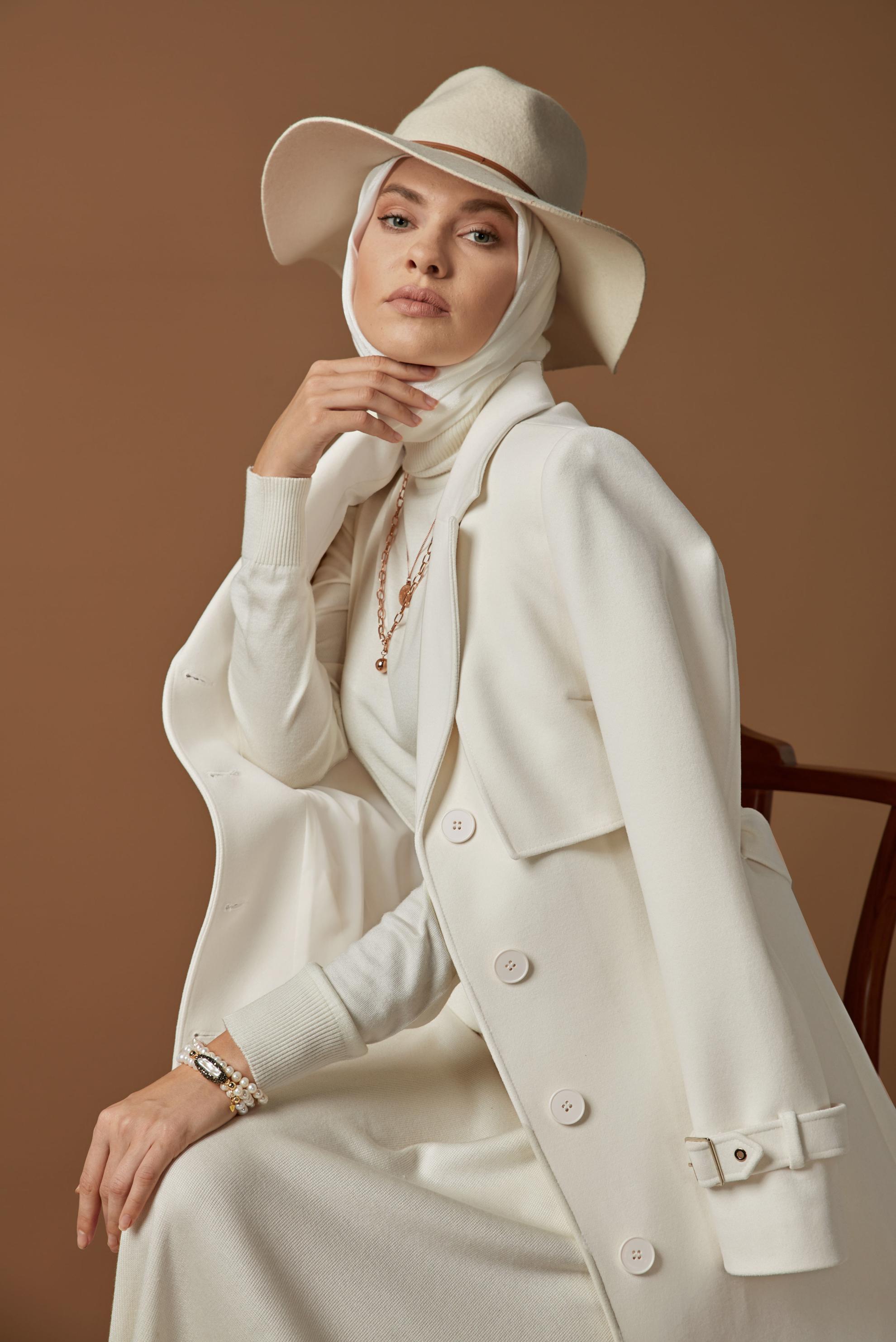 Tesettür giyim BEYAZ KLASİK KAŞE KABAN 90112 