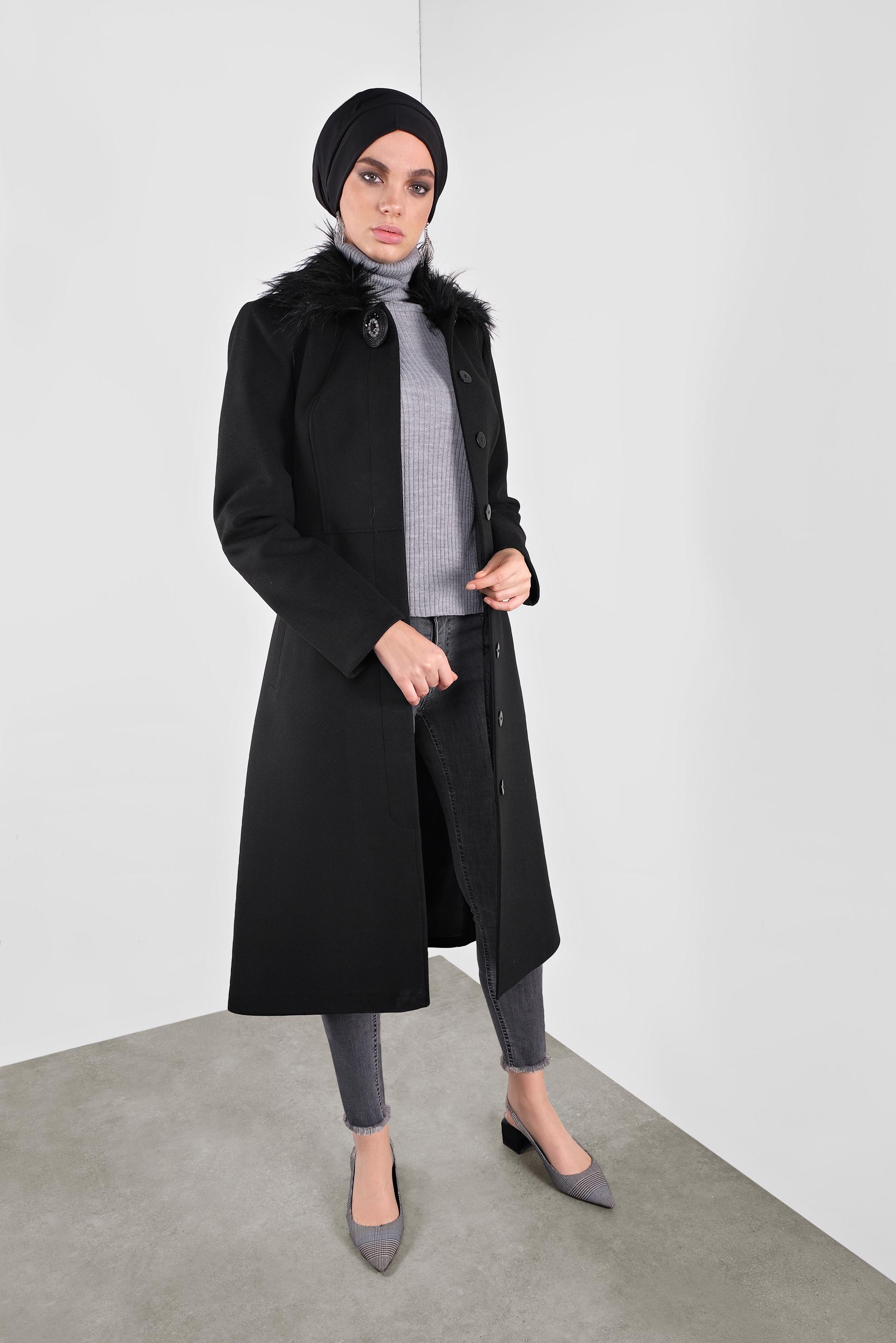 Tesettür giyim SİYAH YAKASI KÜRKLÜ BROŞLU KABAN 90117 