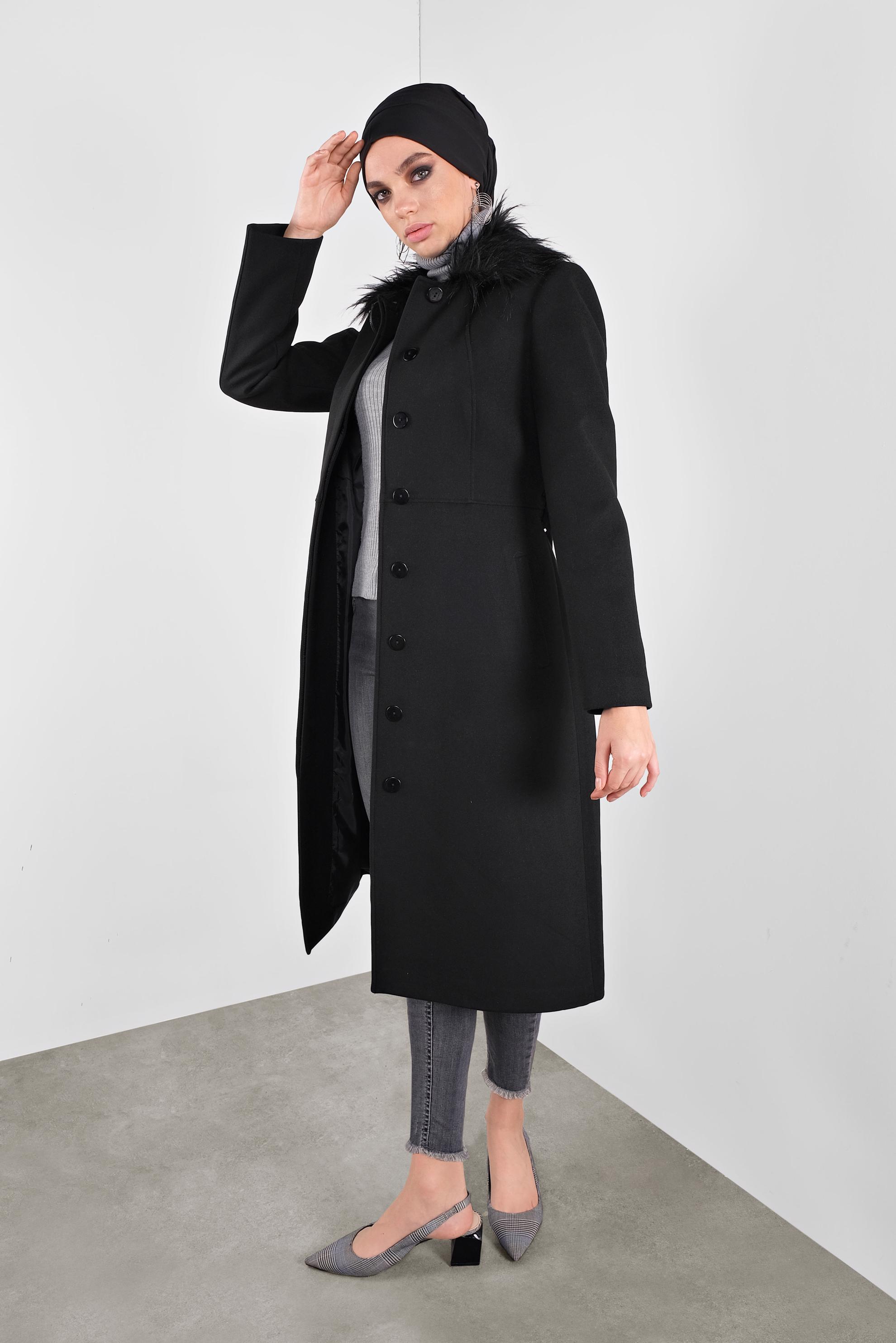 Tesettür giyim SİYAH YAKASI KÜRKLÜ BROŞLU KABAN 90117 