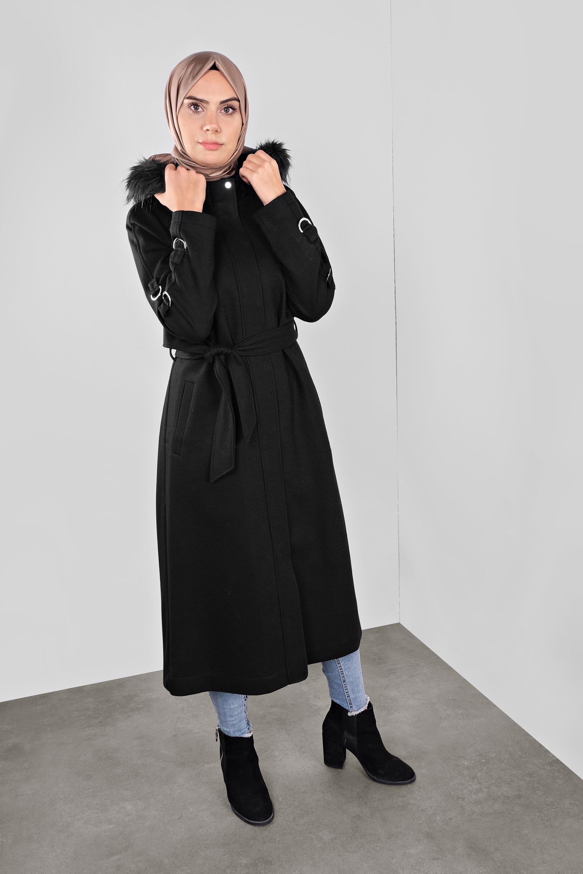 Tesettür giyim SİYAH BELİ KUŞAKLI KÜRK DETAYLI  KABAN 90122 