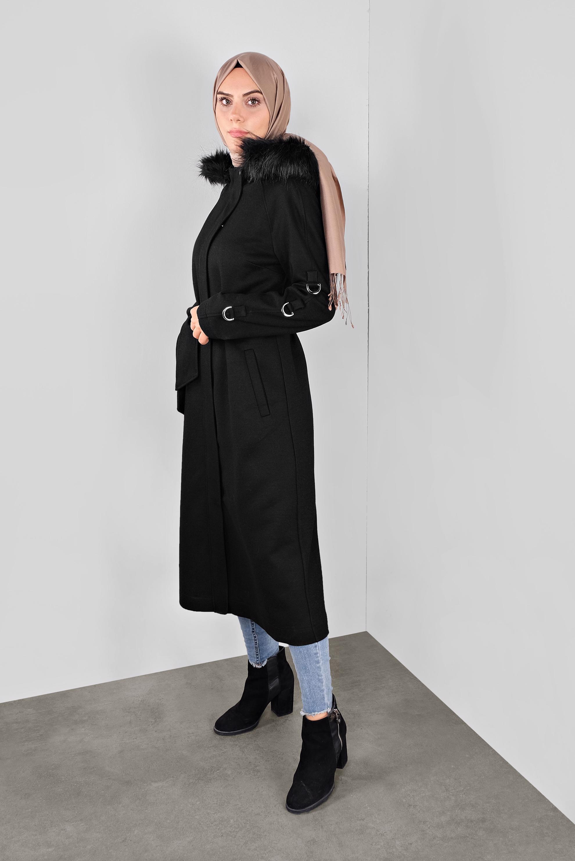 Tesettür giyim SİYAH BELİ KUŞAKLI KÜRK DETAYLI  KABAN 90122 