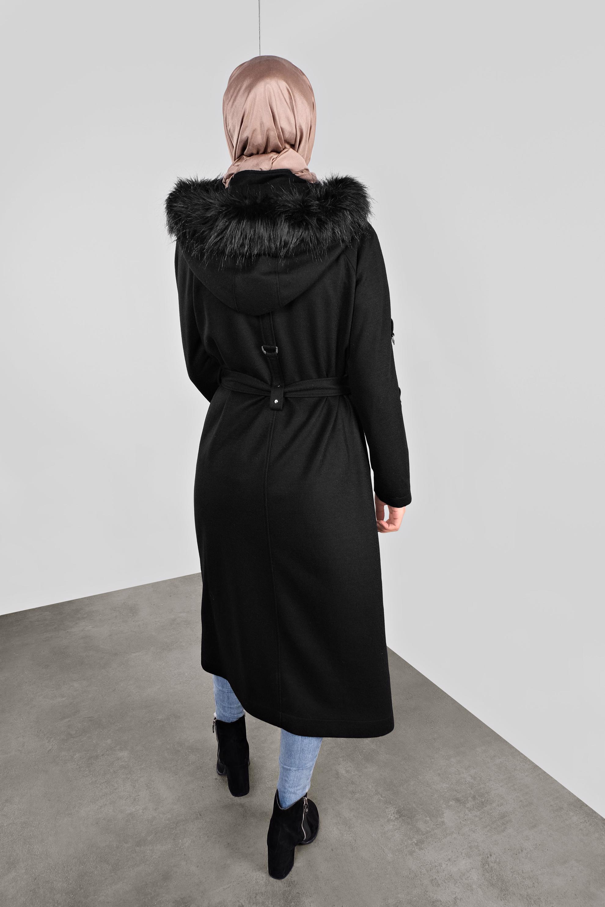 Tesettür giyim SİYAH BELİ KUŞAKLI KÜRK DETAYLI  KABAN 90122 