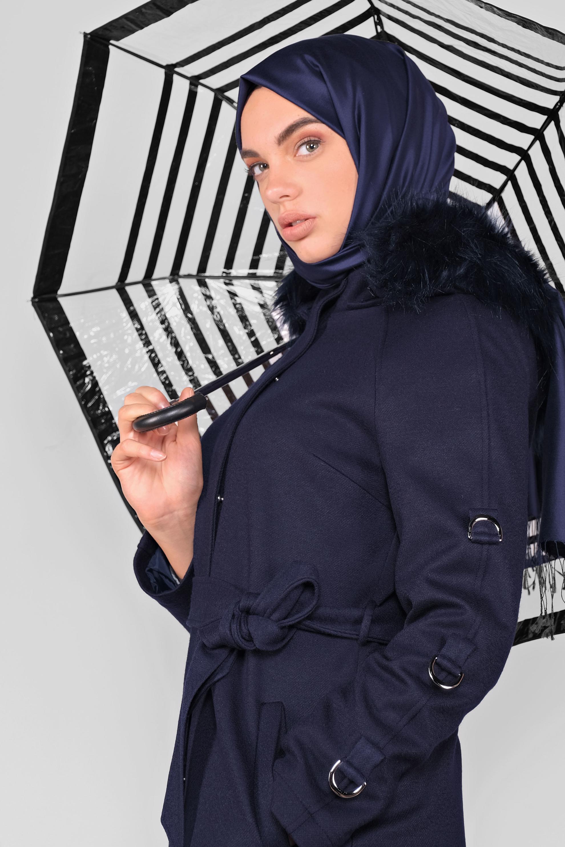 Vêtements hijab BLEU MARINE CABAN À CAPUCHE EN EFFET FOURRURE AVEC CEINTURE90122 