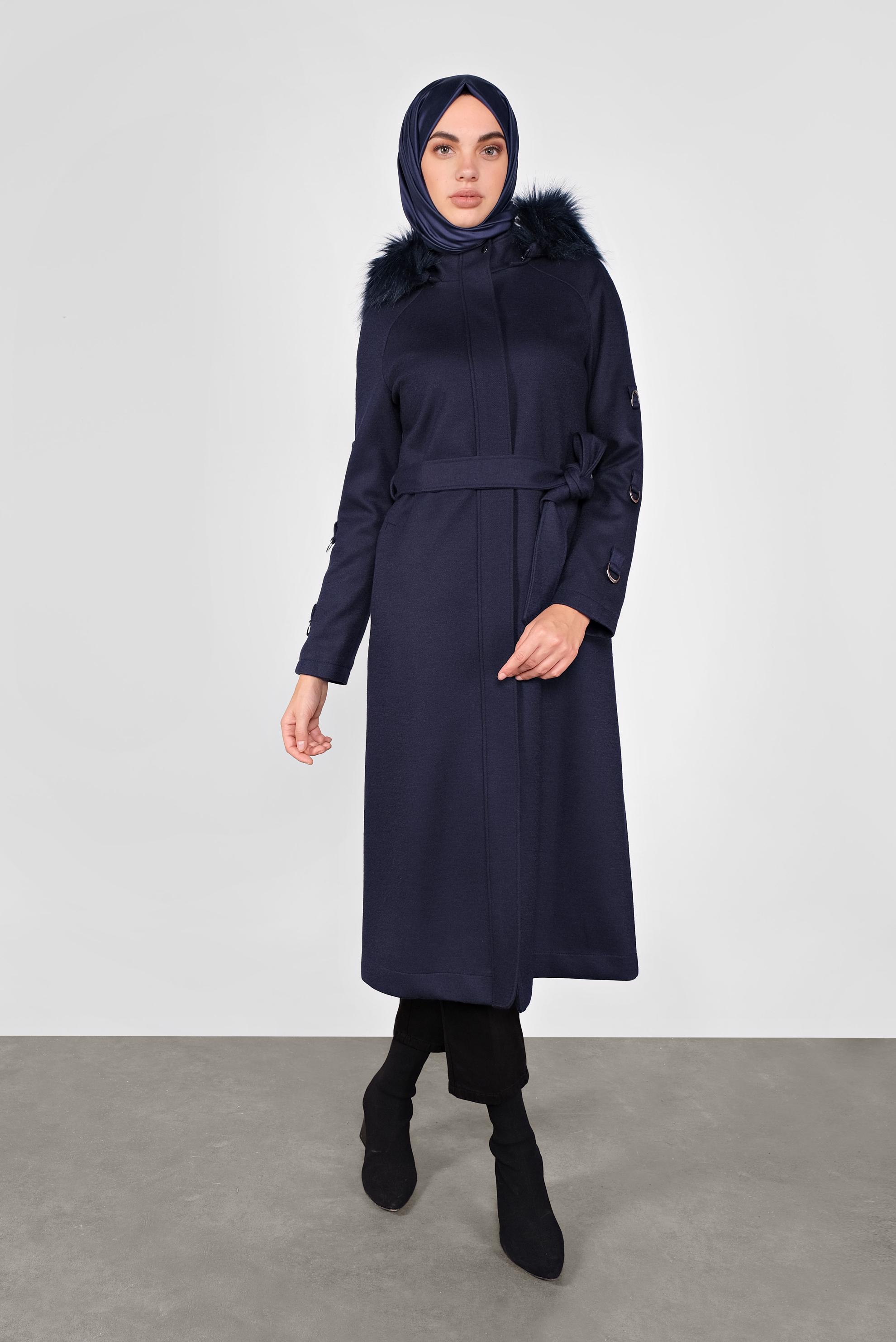 Vêtements hijab BLEU MARINE CABAN À CAPUCHE EN EFFET FOURRURE AVEC CEINTURE90122 