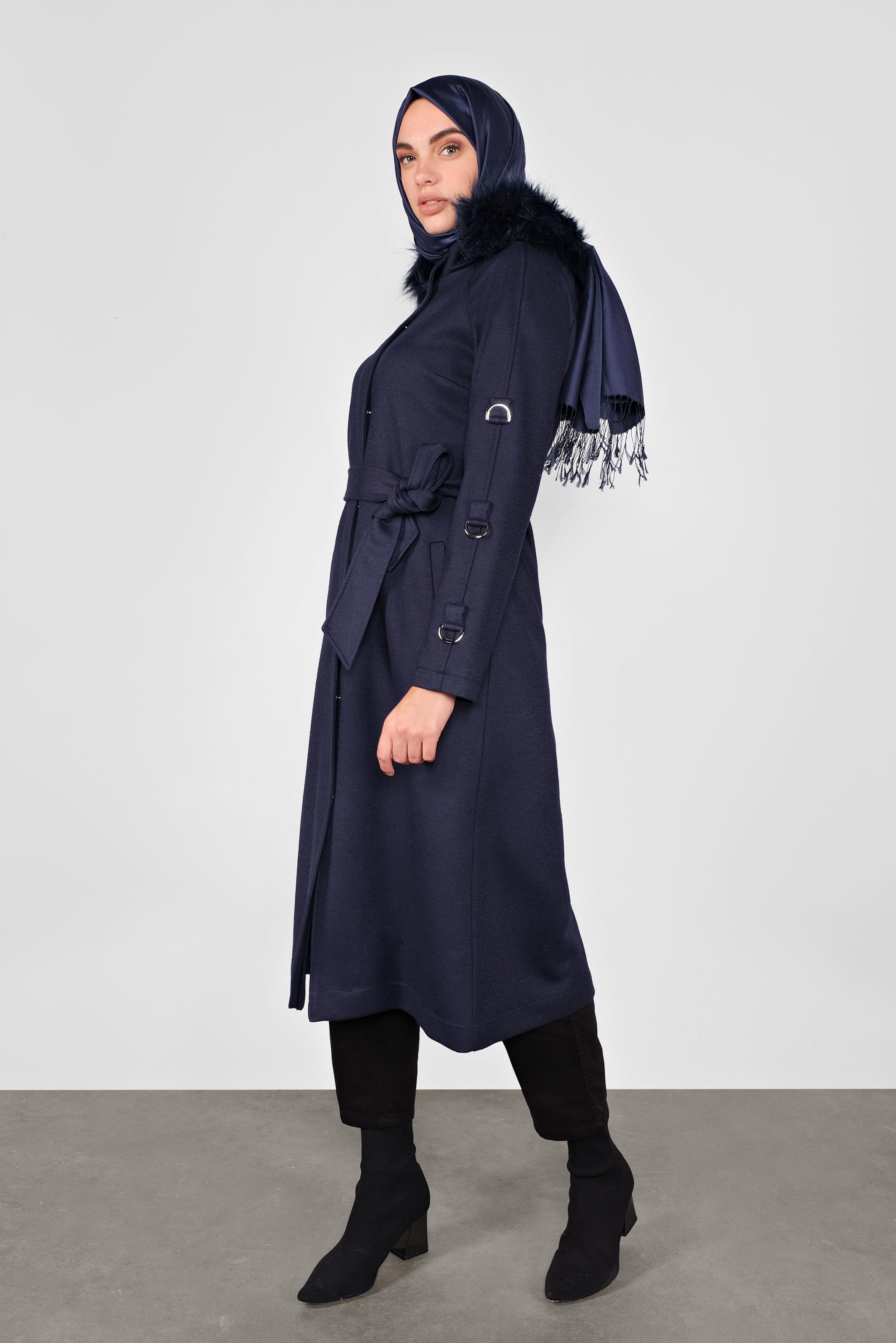 Vêtements hijab BLEU MARINE CABAN À CAPUCHE EN EFFET FOURRURE AVEC CEINTURE90122 