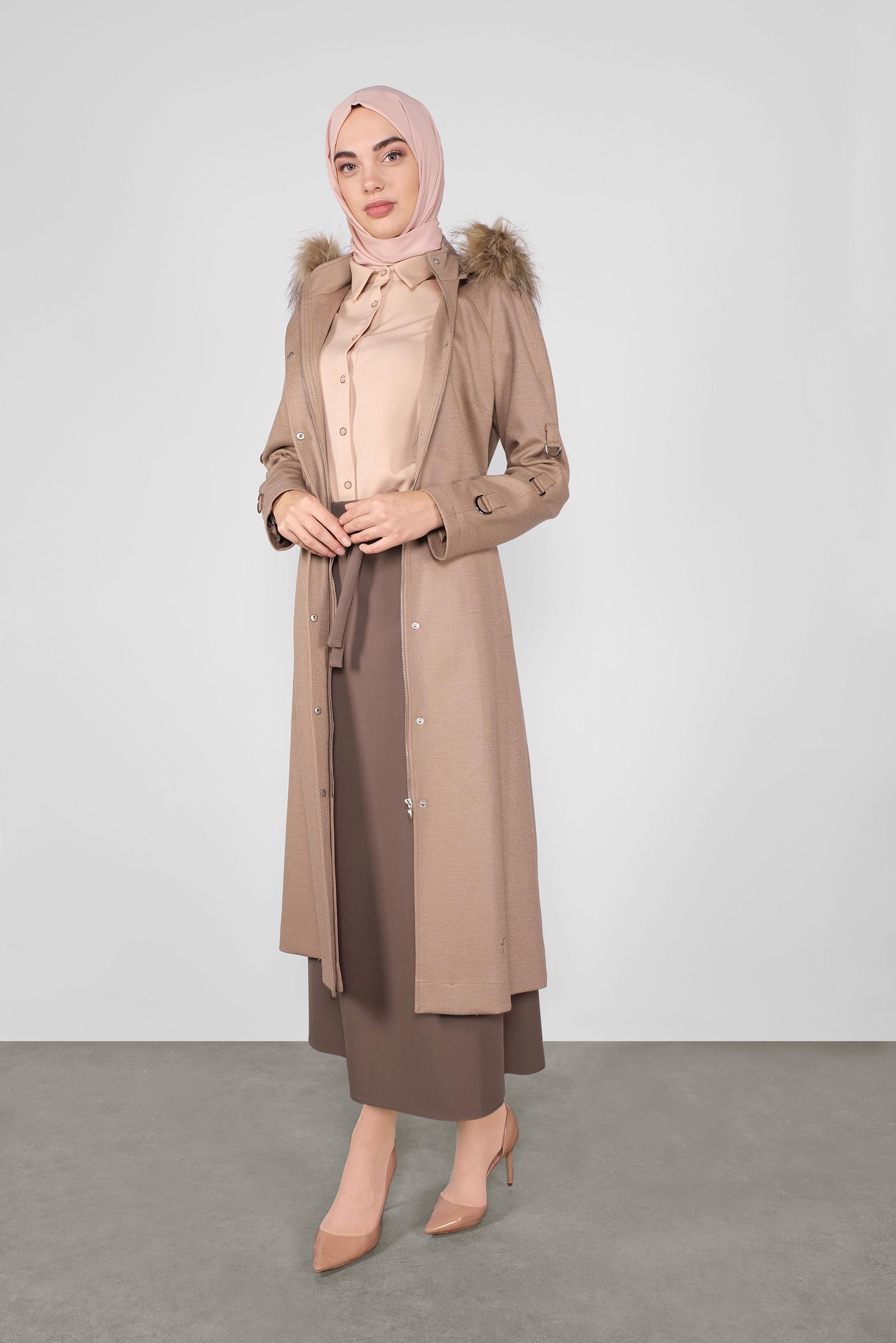 Tesettür giyim KAHVE BELİ KUŞAKLI KÜRK DETAYLI  KABAN 90122 