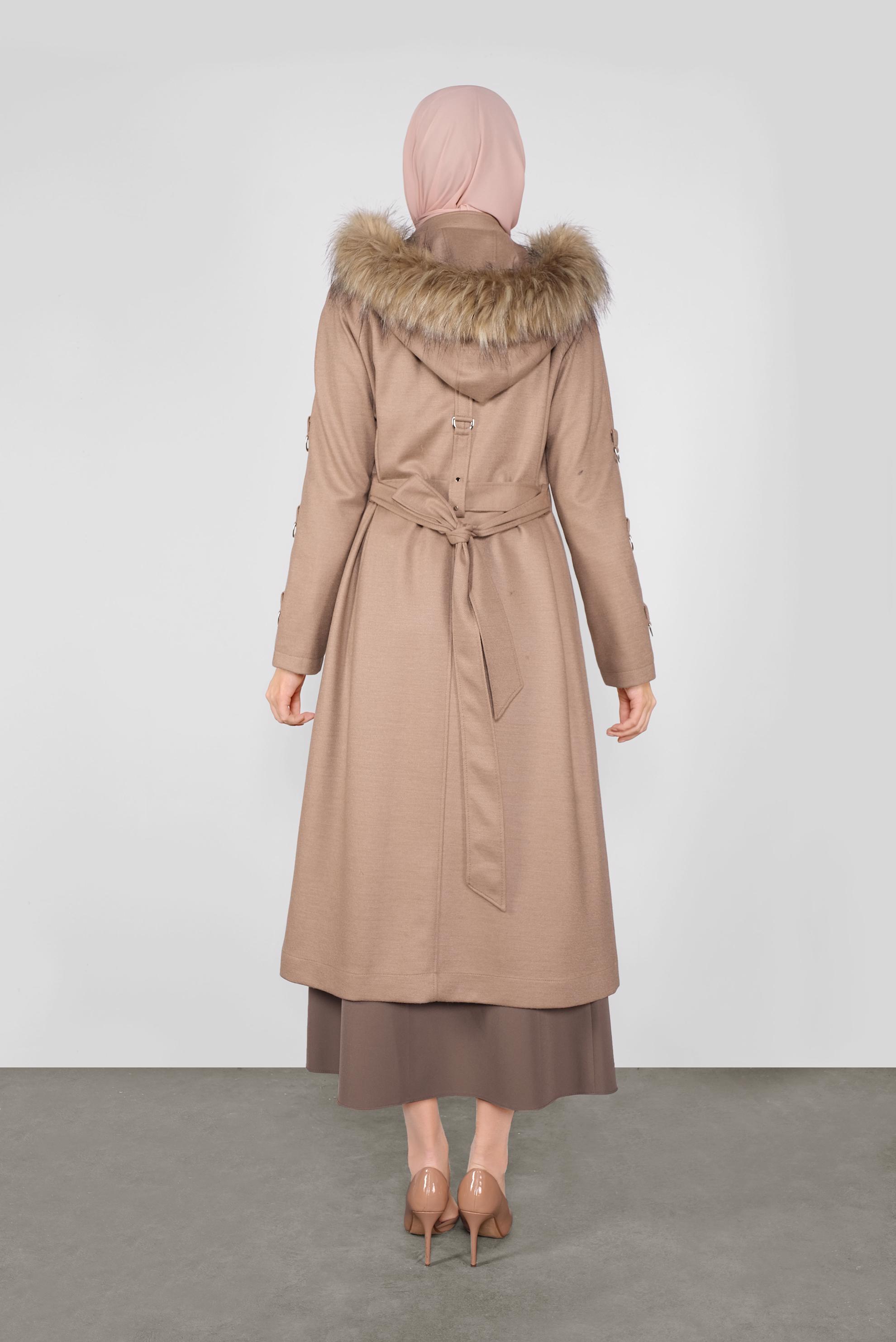 Tesettür giyim KAHVE BELİ KUŞAKLI KÜRK DETAYLI  KABAN 90122 