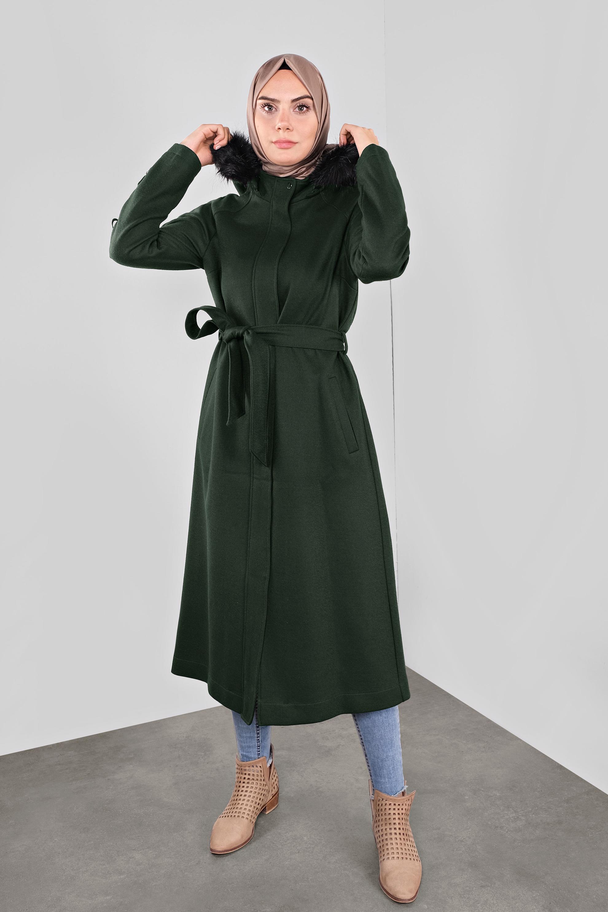 Vêtements hijab VERT CABAN À CAPUCHE EN EFFET FOURRURE AVEC CEINTURE90122 