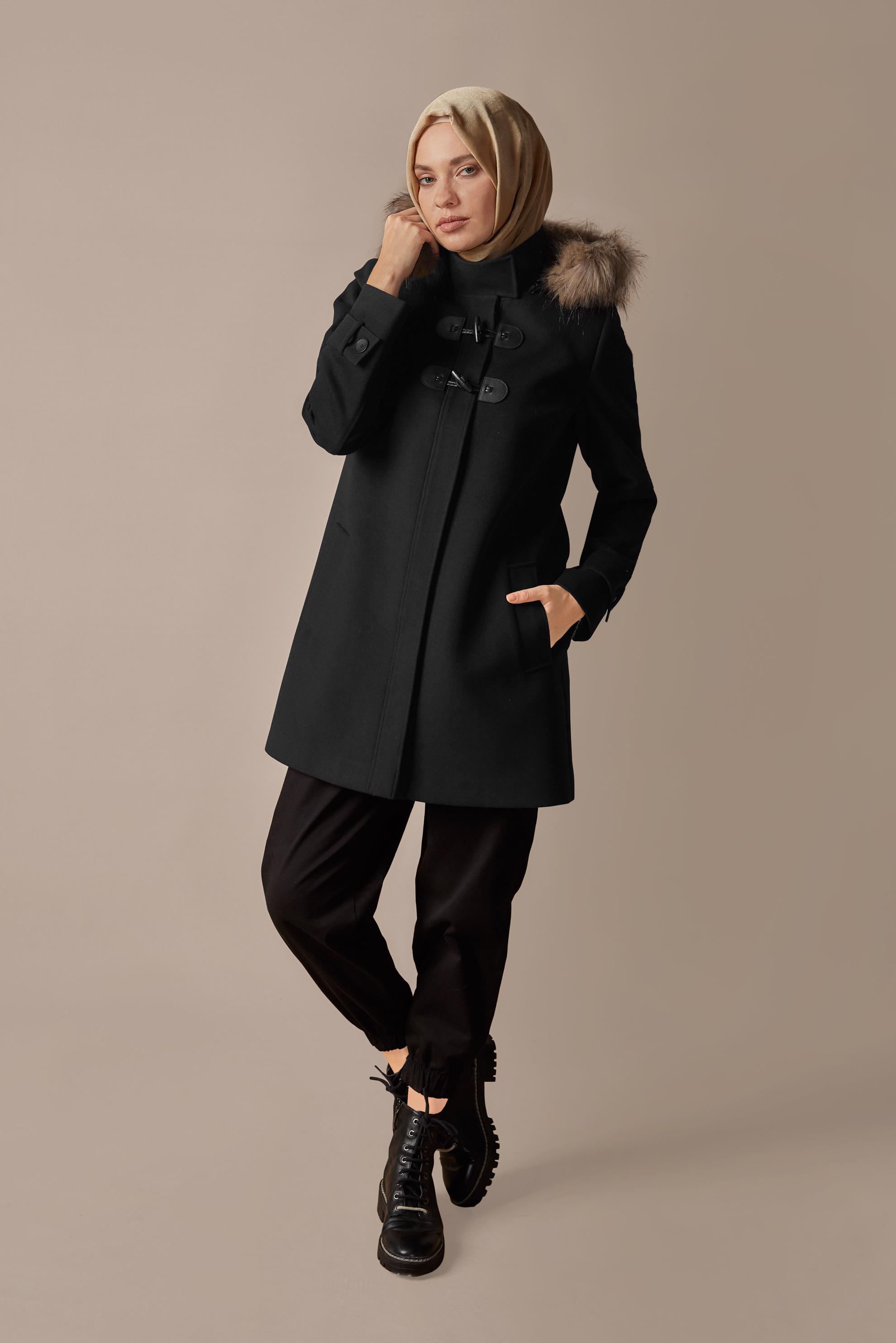 Tesettür giyim SİYAH KÜRKLÜ KAPÜŞONLU KAŞE KABAN 90129