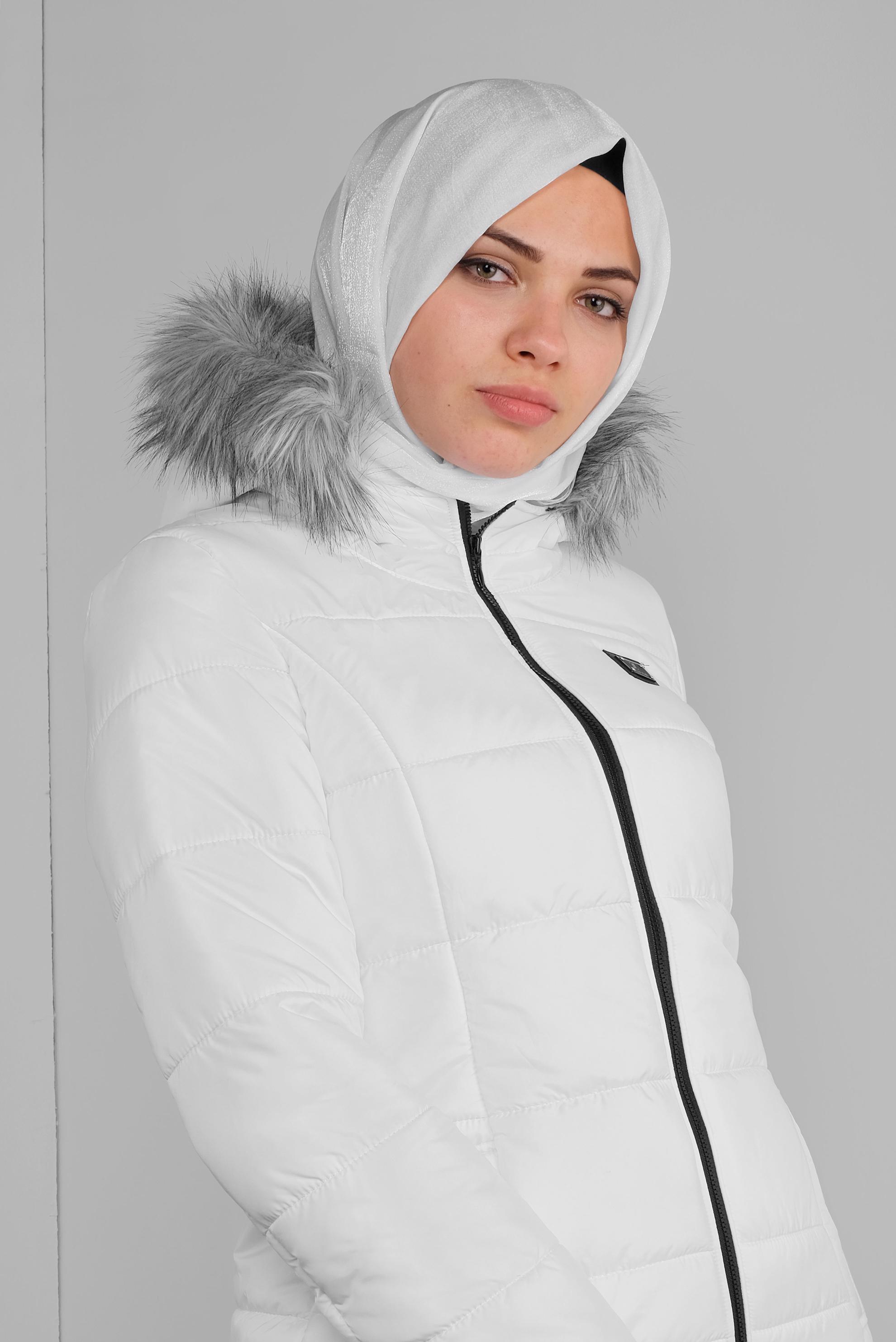 Tesettür giyim BEYAZ KAPÜŞONU KÜRKLÜ ŞİŞME KABAN 90132 