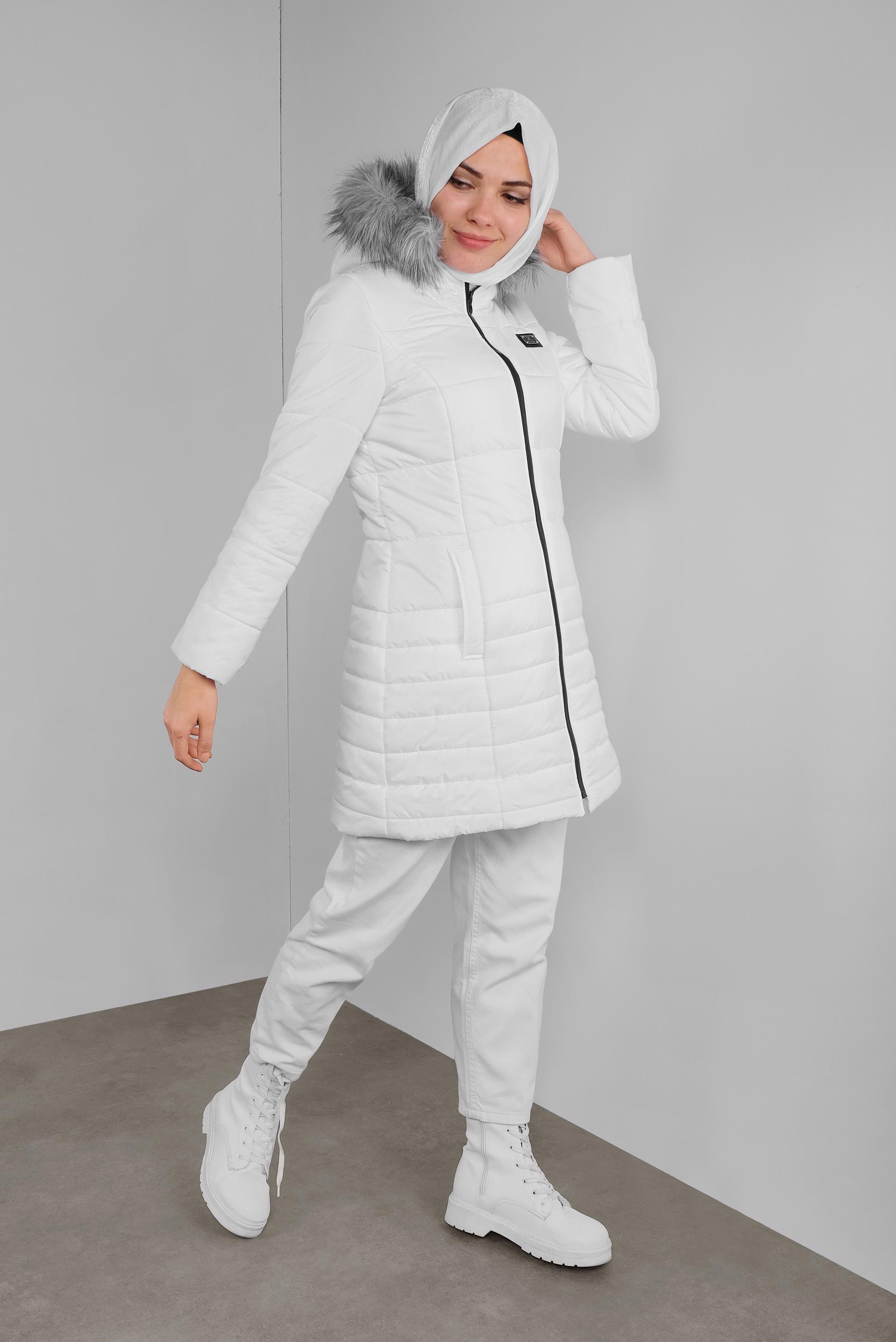 Tesettür giyim BEYAZ KAPÜŞONU KÜRKLÜ ŞİŞME KABAN 90132 