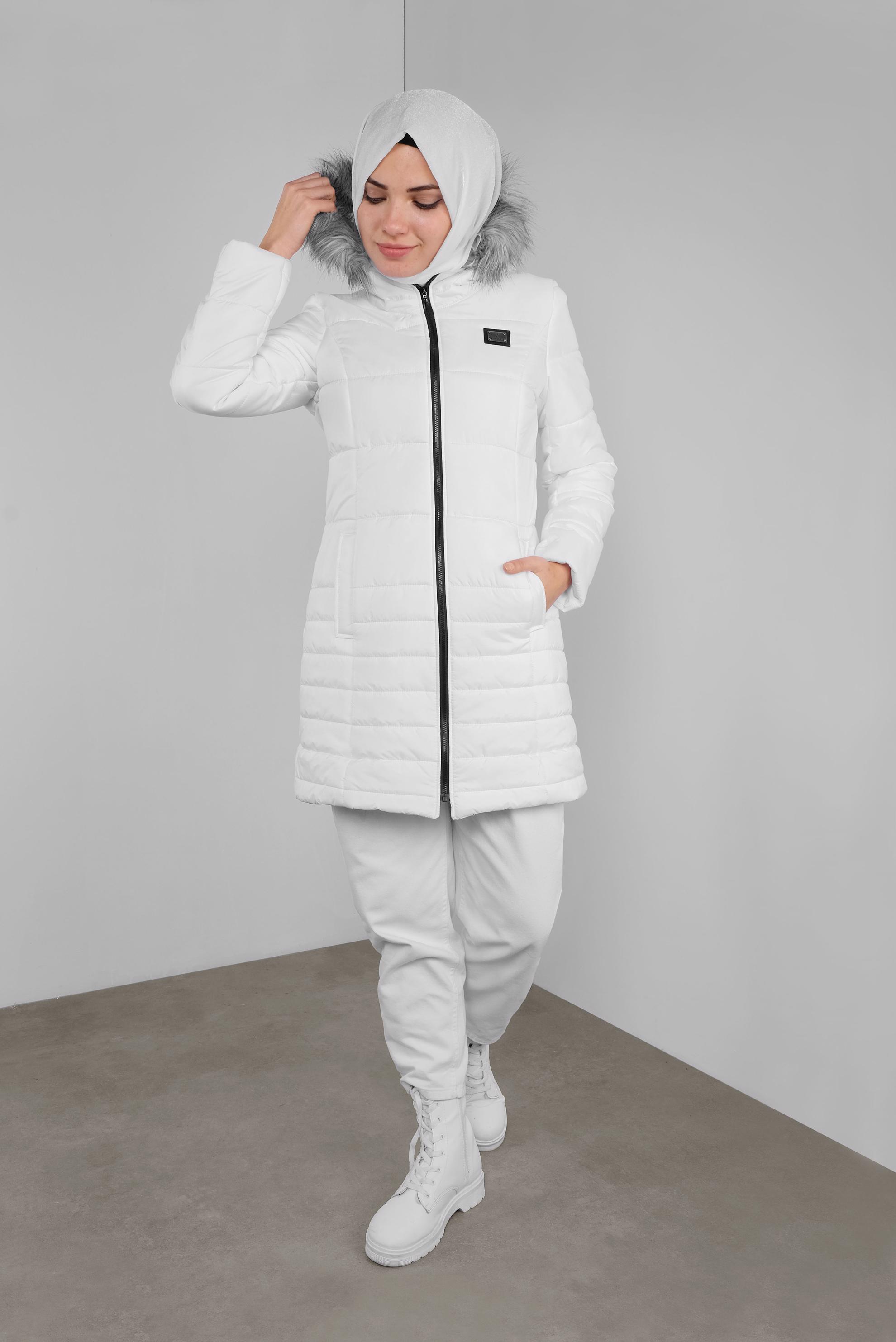 Tesettür giyim BEYAZ KAPÜŞONU KÜRKLÜ ŞİŞME KABAN 90132 