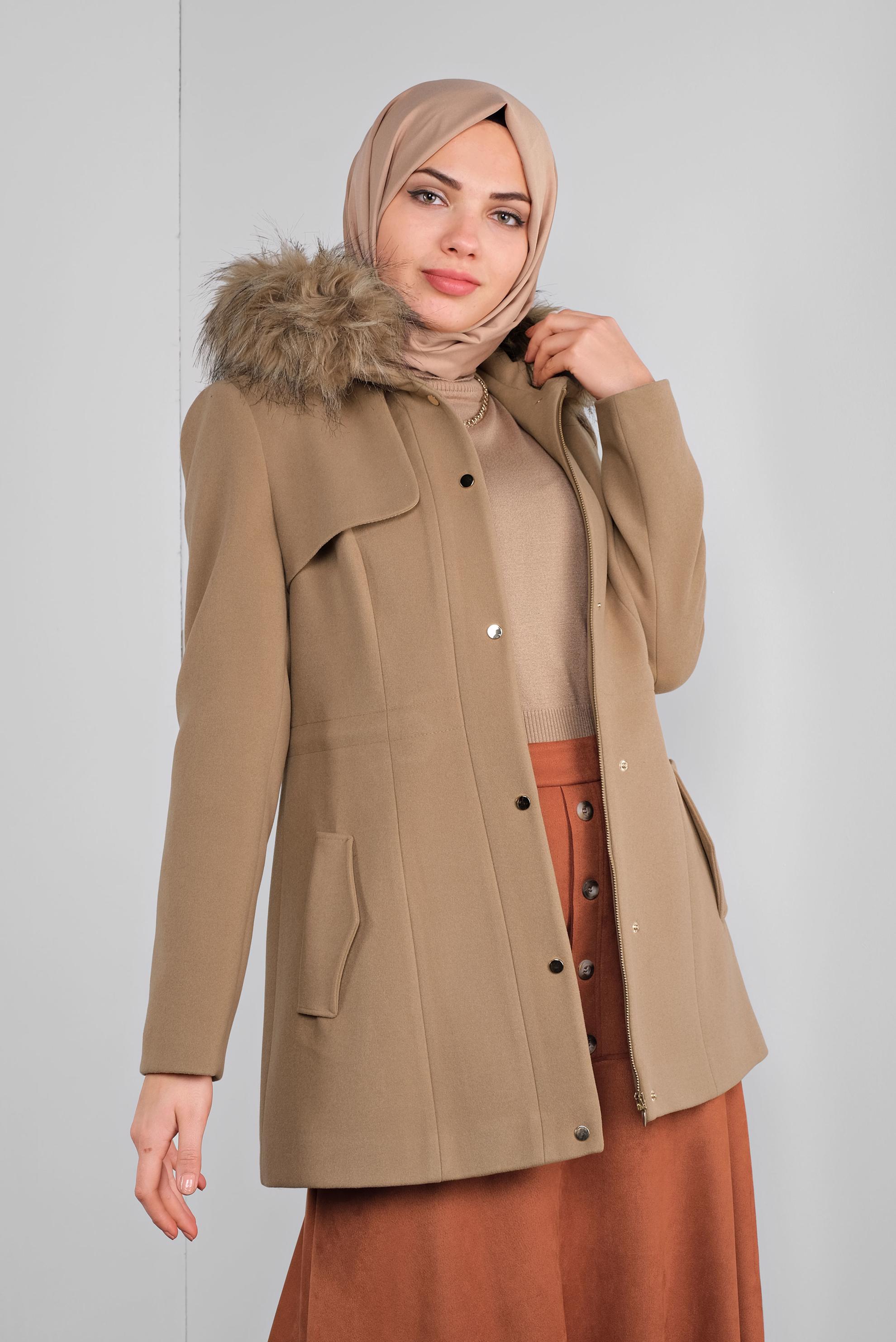 Tesettür giyim BEJ KÜRKLÜ KAPÜŞONLU KABAN 90135 