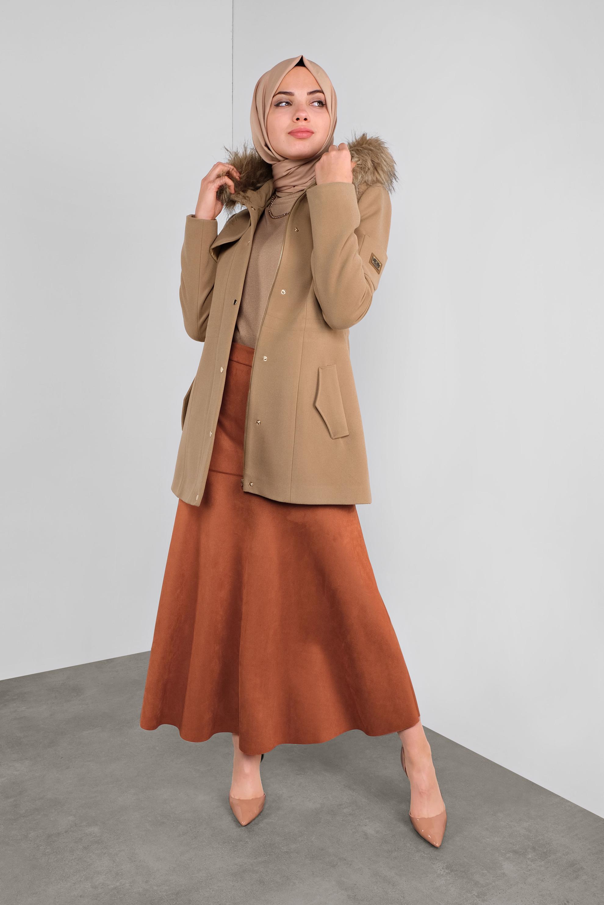 Tesettür giyim BEJ KÜRKLÜ KAPÜŞONLU KABAN 90135 
