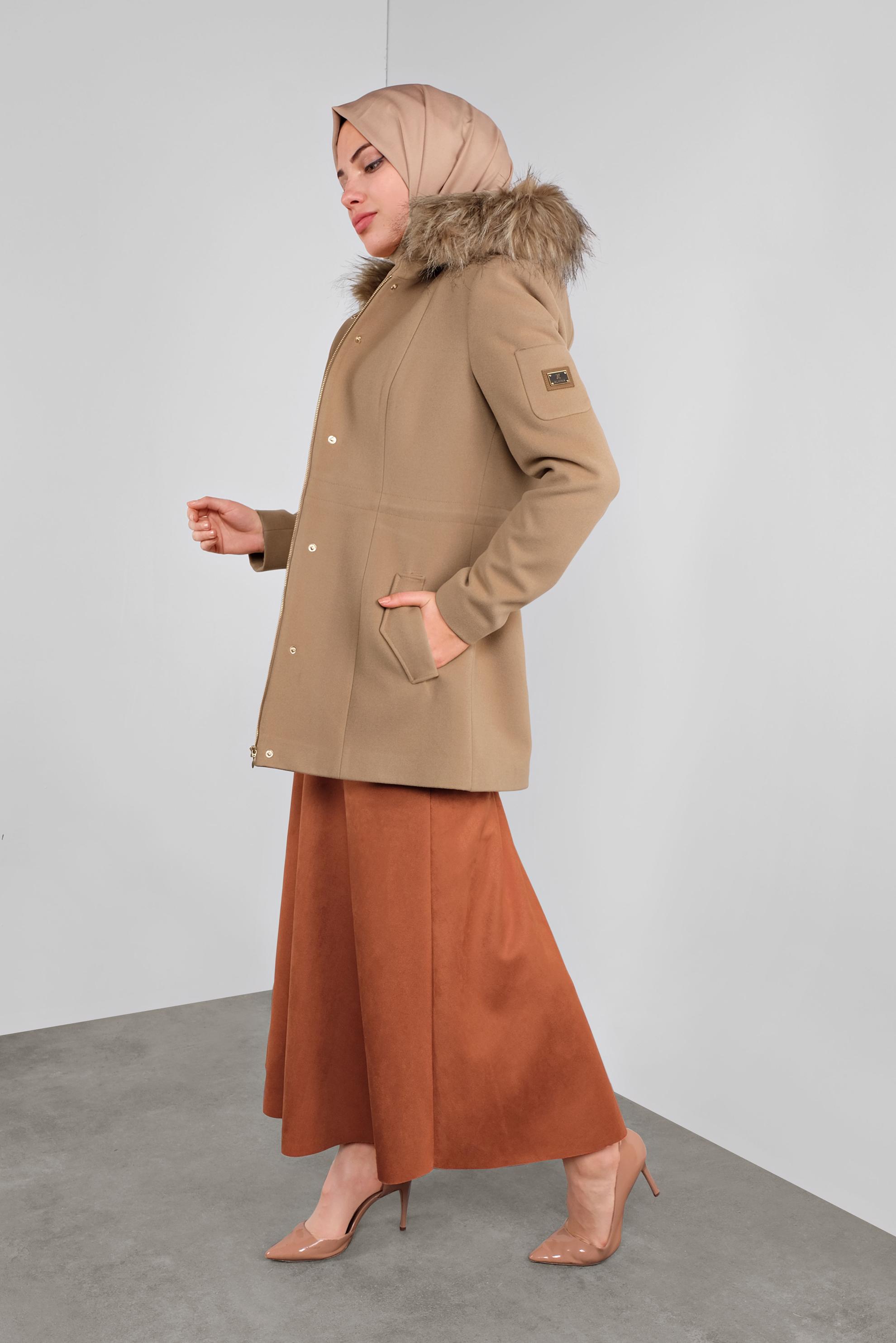 Tesettür giyim BEJ KÜRKLÜ KAPÜŞONLU KABAN 90135 
