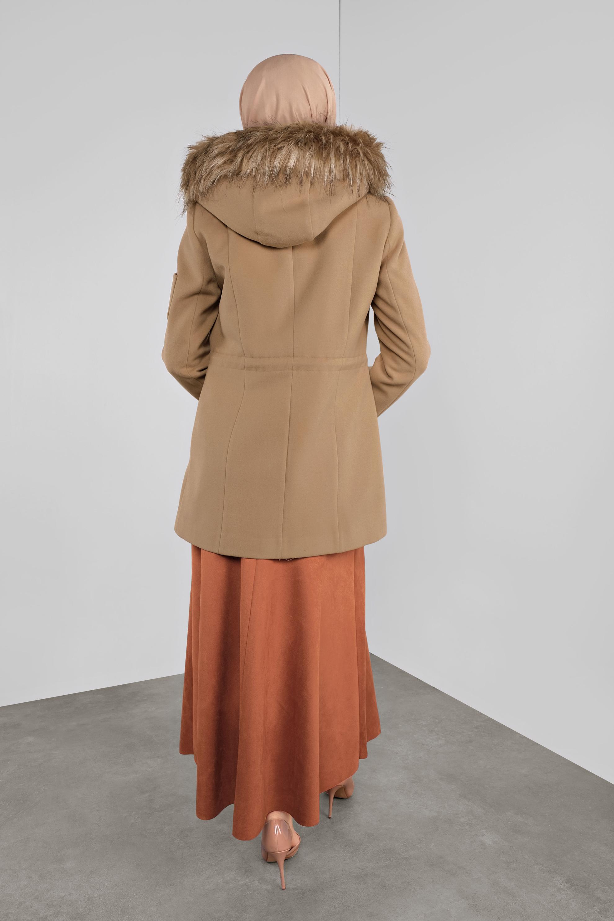 Tesettür giyim BEJ KÜRKLÜ KAPÜŞONLU KABAN 90135 