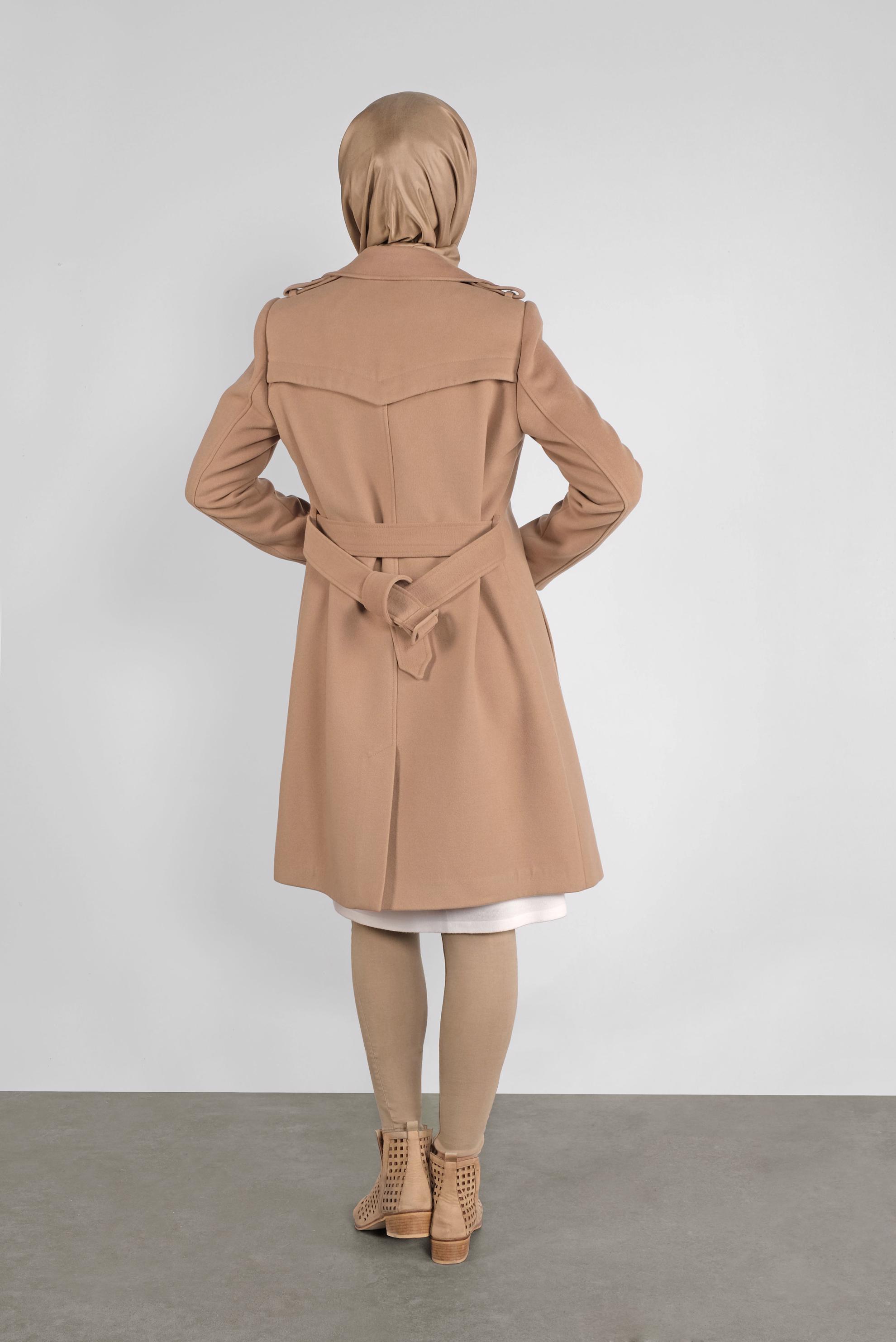 Tesettür giyim BEJ DÜĞMELİ KLASİK KABAN 90136