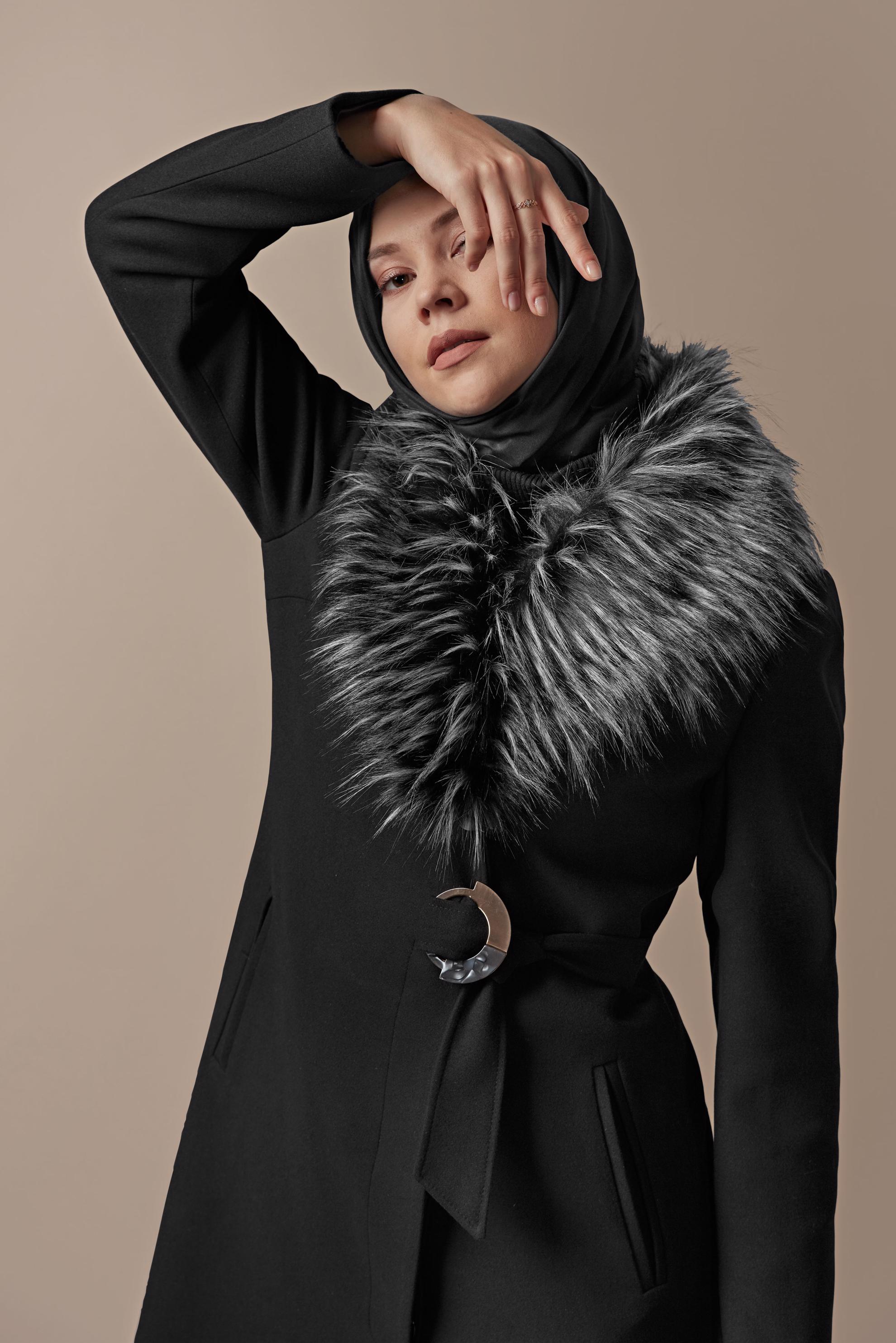 Tesettür giyim SİYAH YAKASI KÜRKLÜ TOKALI KABAN 90140 