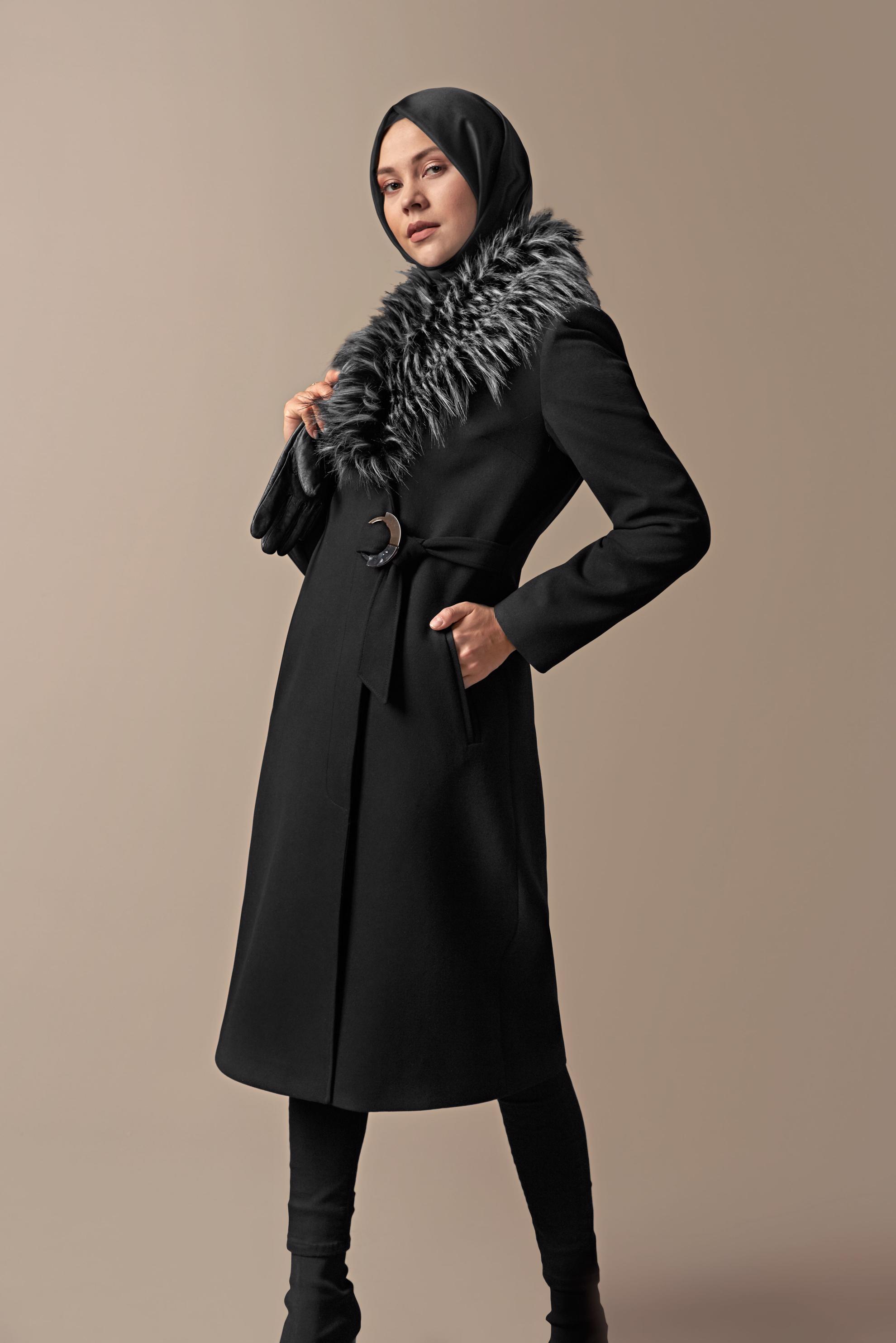 Tesettür giyim SİYAH YAKASI KÜRKLÜ TOKALI KABAN 90140 