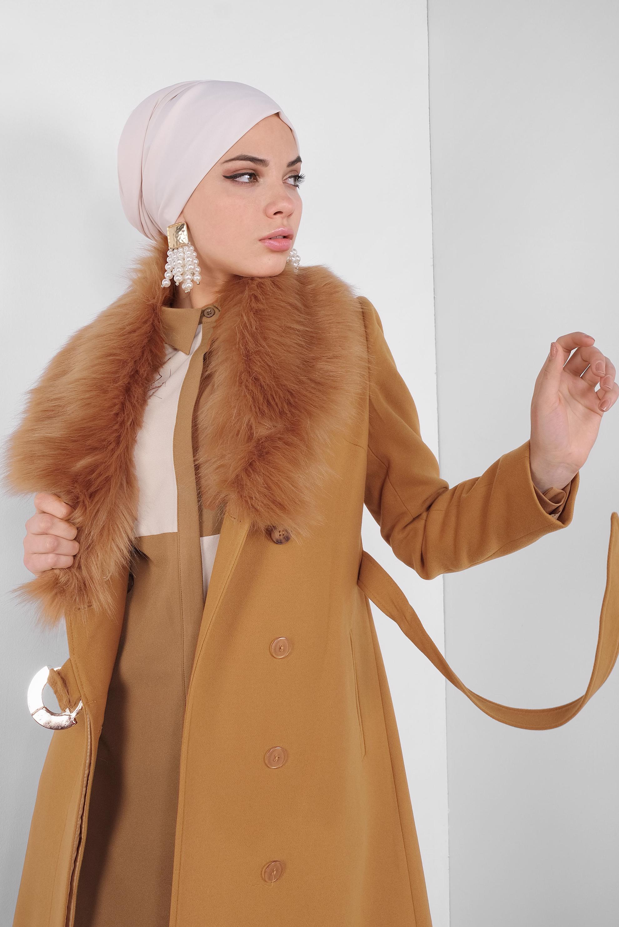 Tesettür giyim SARI YAKASI KÜRKLÜ TOKALI KABAN 90140 