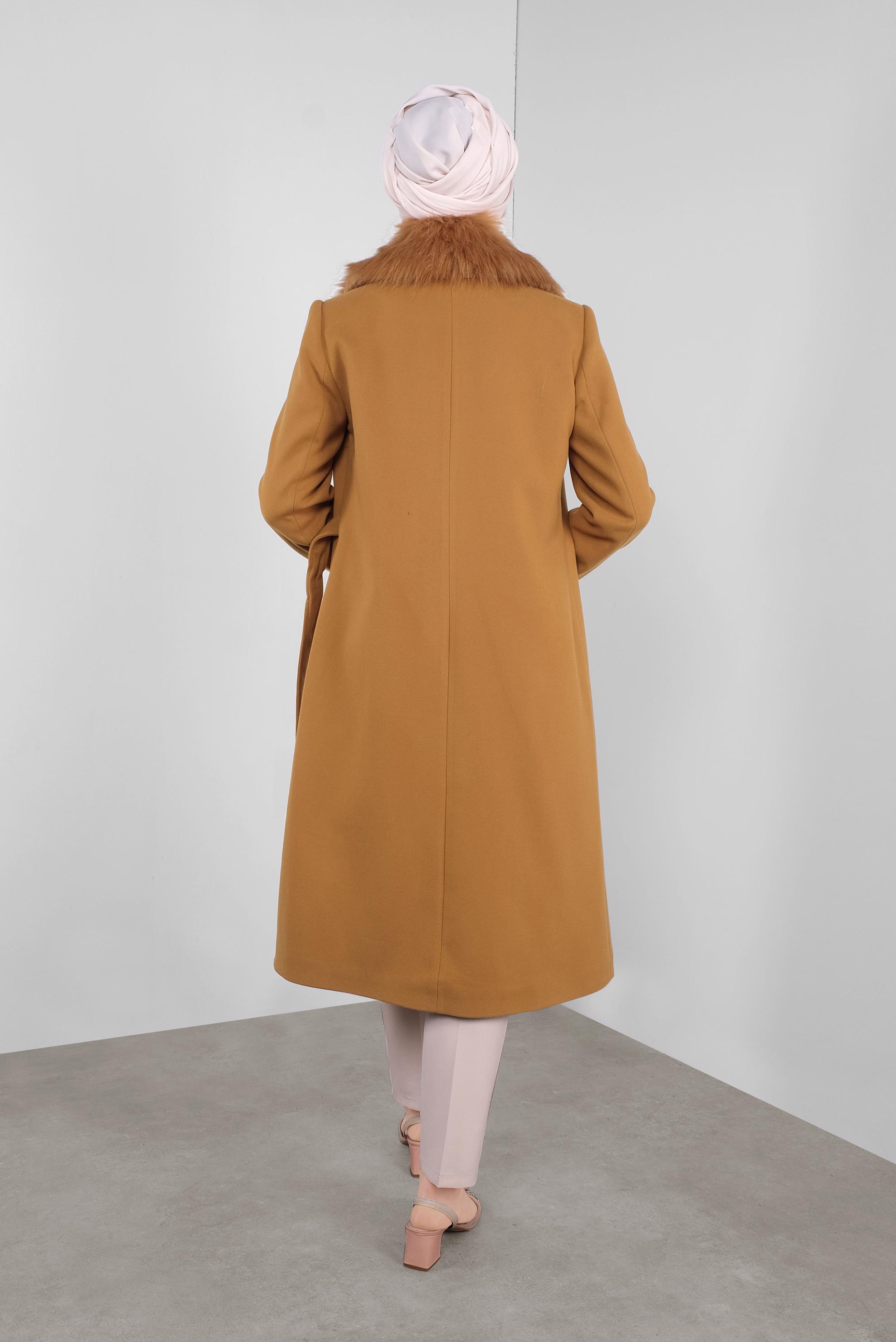 Tesettür giyim SARI YAKASI KÜRKLÜ TOKALI KABAN 90140 