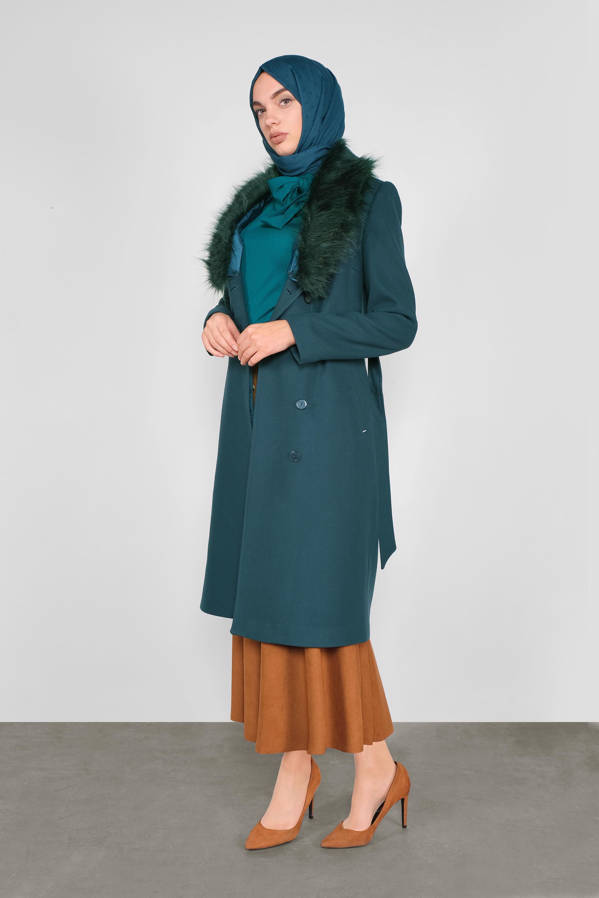 Tesettür giyim MAVİ YAKASI KÜRKLÜ TOKALI KABAN 90140 