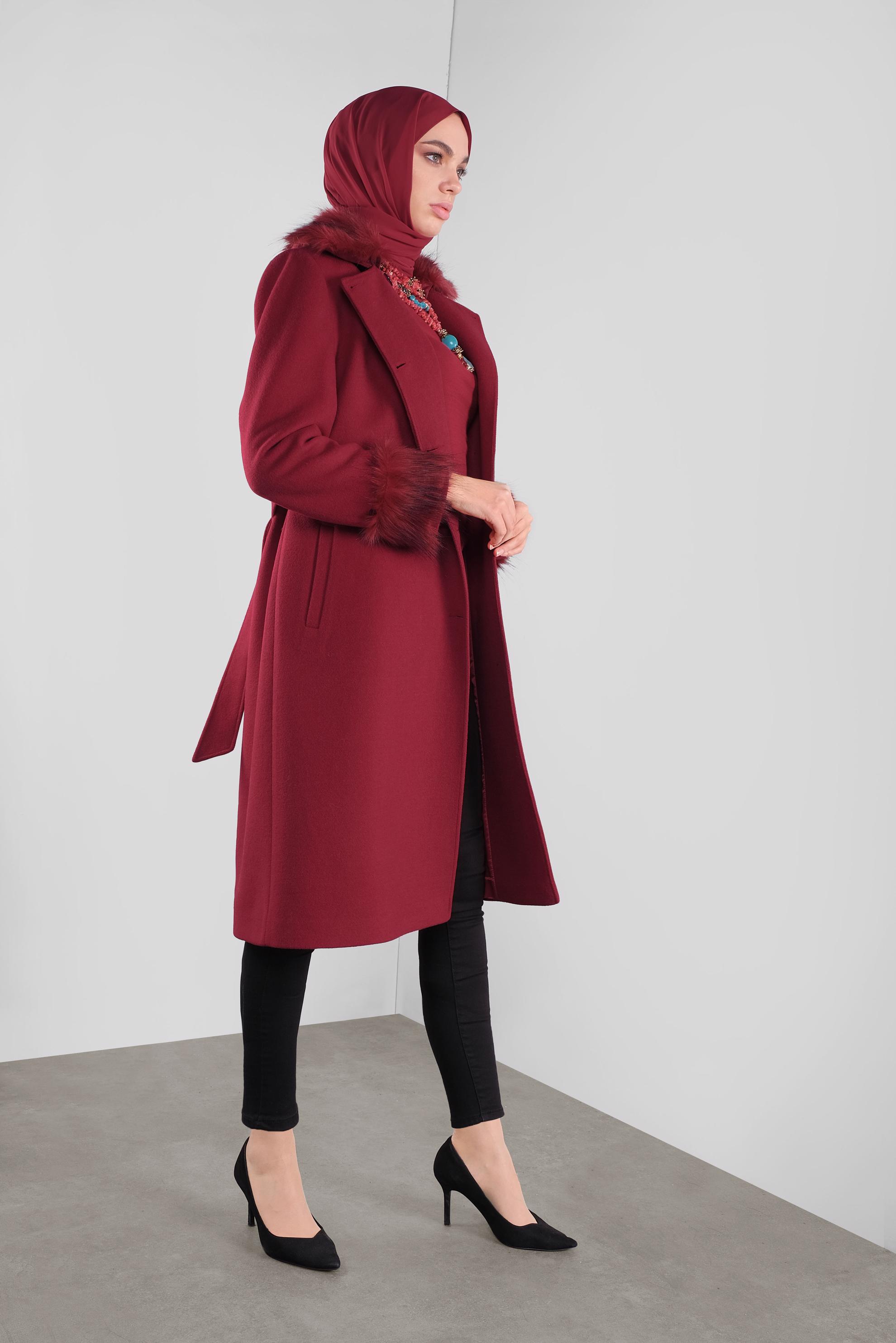 Vêtements hijab ROUGE BORDEAUX CABAN DÉTAILLÉE EN FOURRURE 90164