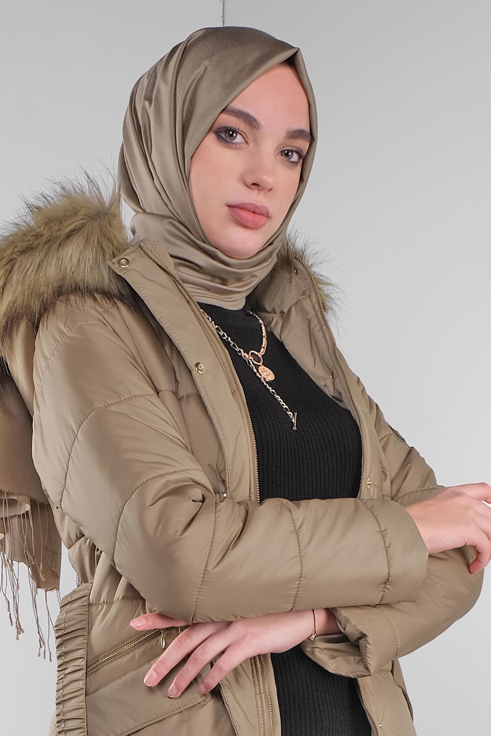Tesettür giyim KAHVE KAPÜŞONU KÜRKLÜ ŞİŞME KABAN 90172 