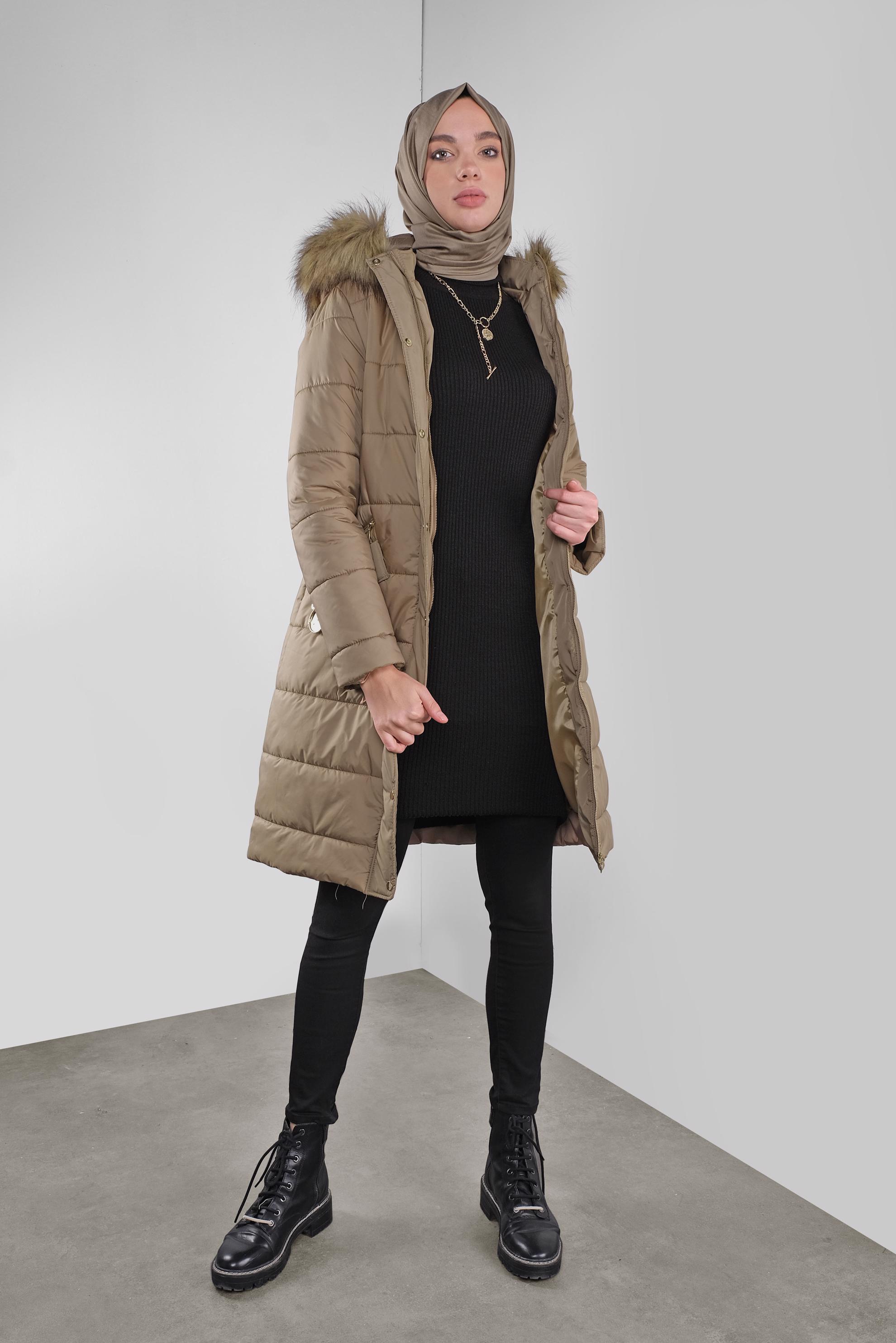 Tesettür giyim KAHVE KAPÜŞONU KÜRKLÜ ŞİŞME KABAN 90172 