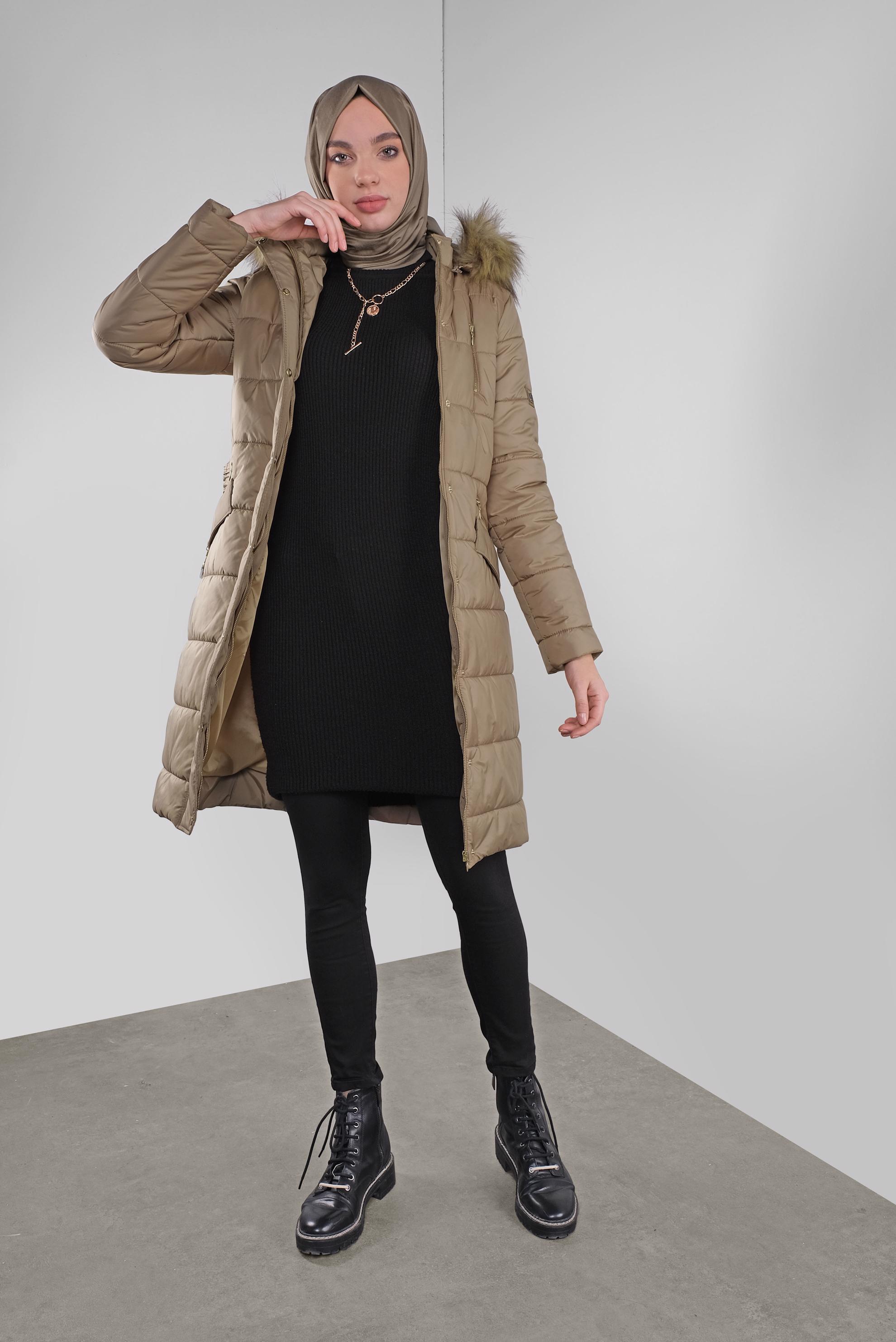 Tesettür giyim KAHVE KAPÜŞONU KÜRKLÜ ŞİŞME KABAN 90172 