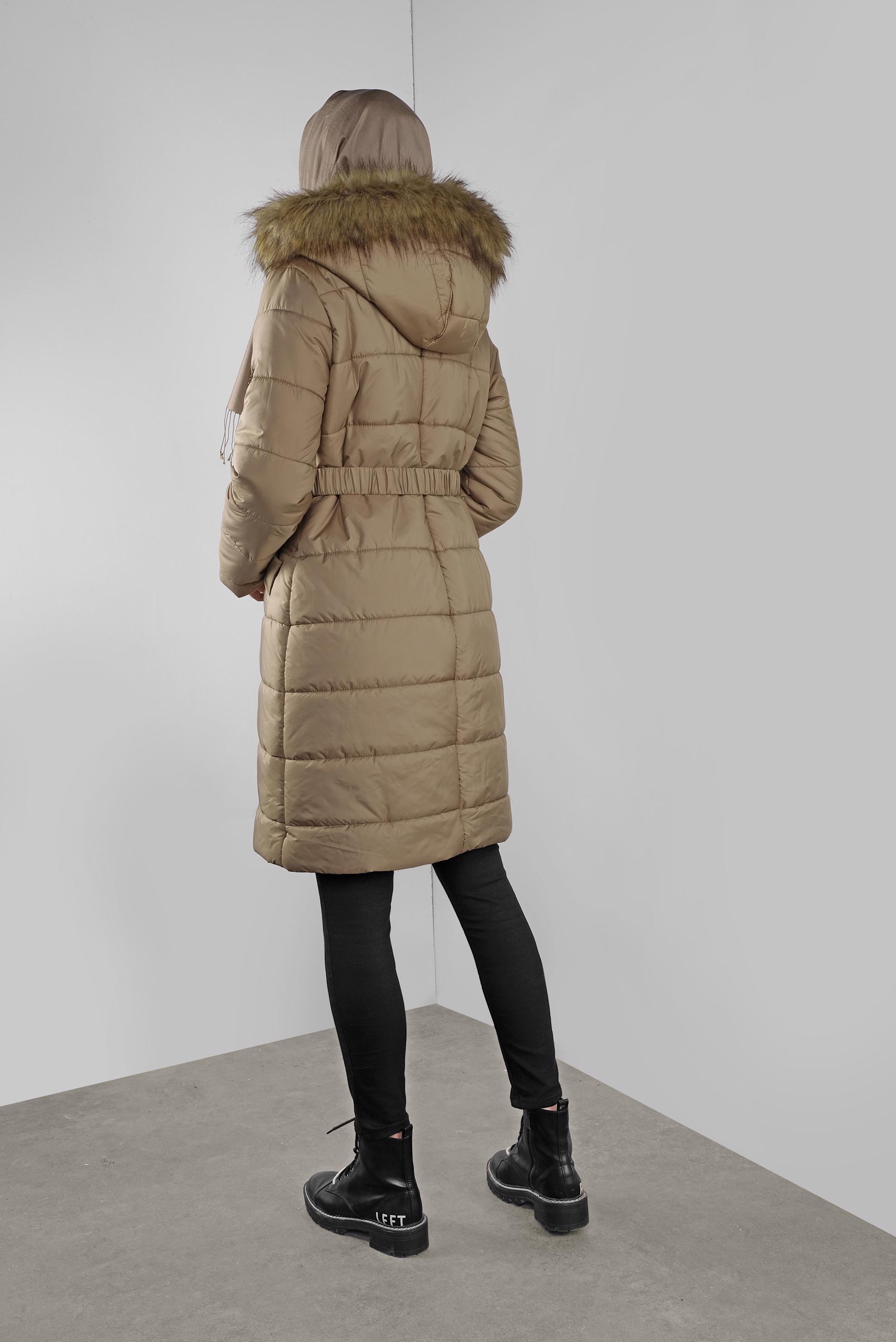 Tesettür giyim KAHVE KAPÜŞONU KÜRKLÜ ŞİŞME KABAN 90172 