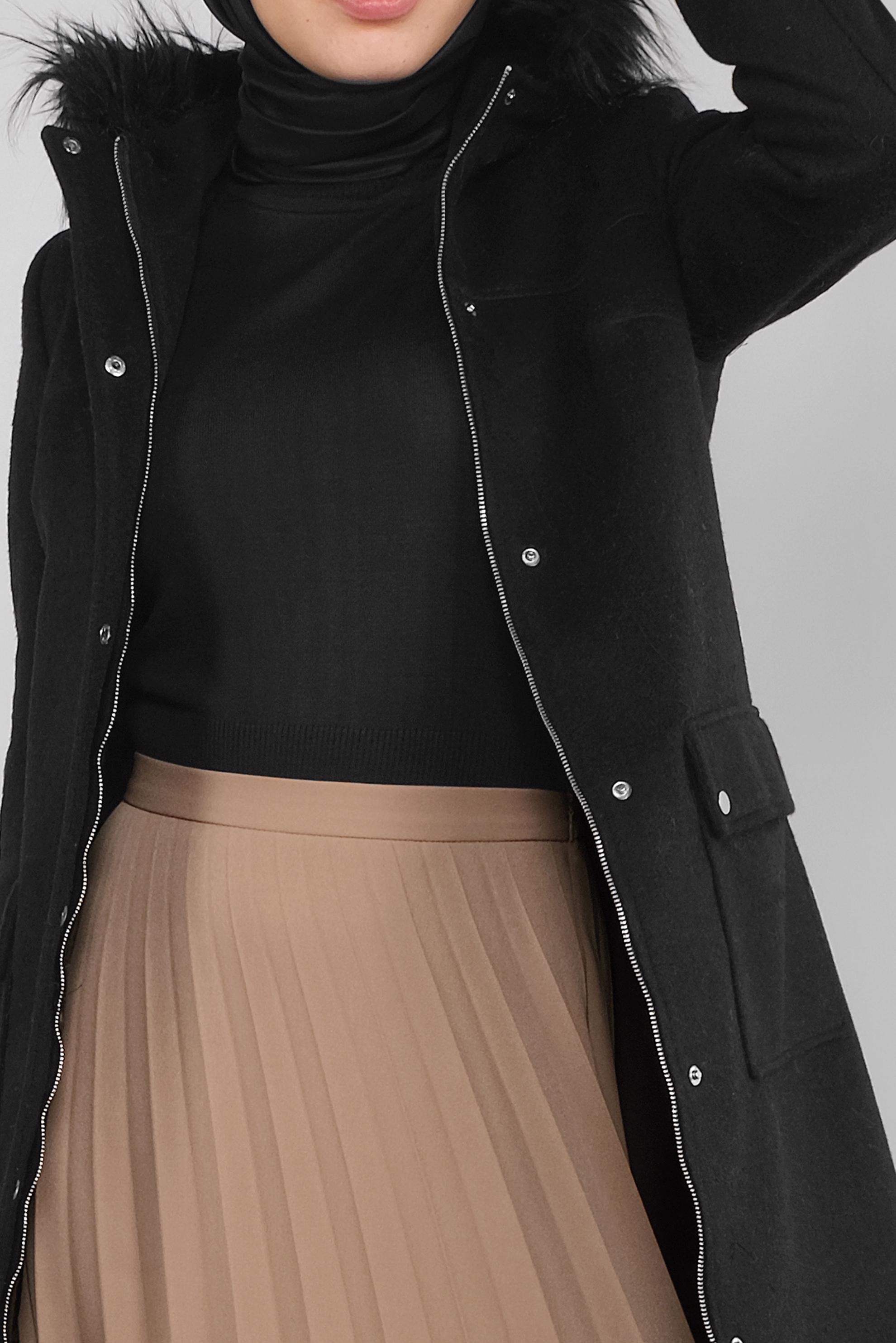 Tesettür giyim SİYAH KAPÜŞONU KÜRKLÜ YÜN KABAN 90176