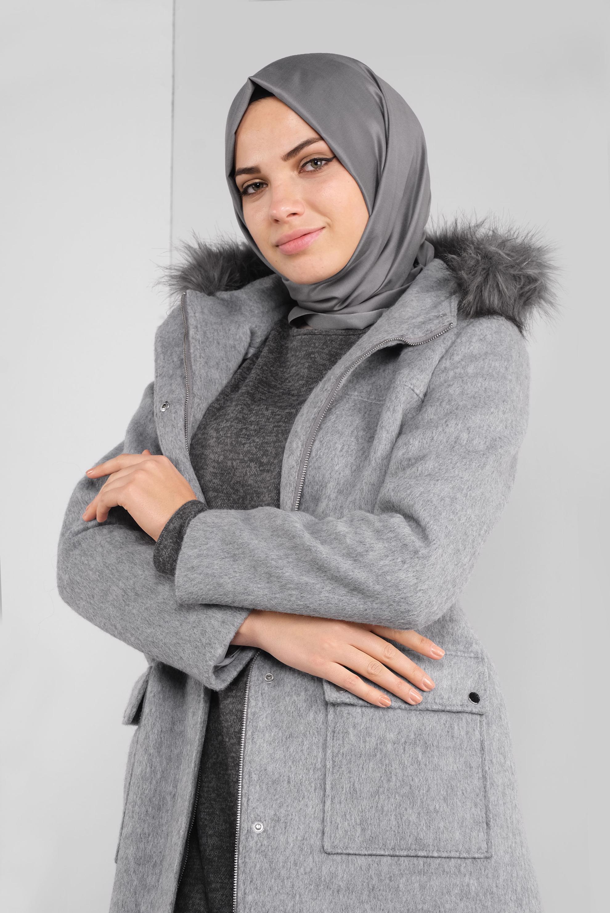 Tesettür giyim GRİ KAPÜŞONU KÜRKLÜ YÜN KABAN 90176