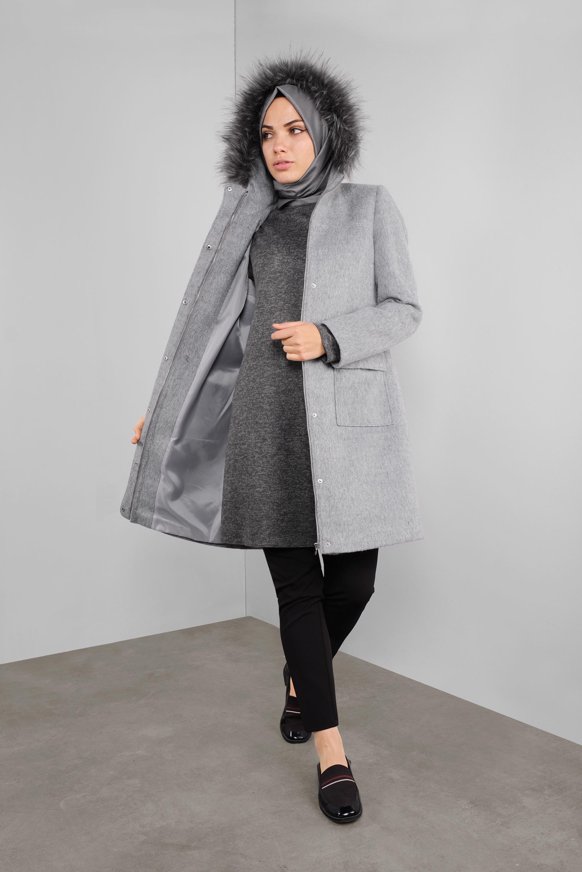 Tesettür giyim GRİ KAPÜŞONU KÜRKLÜ YÜN KABAN 90176