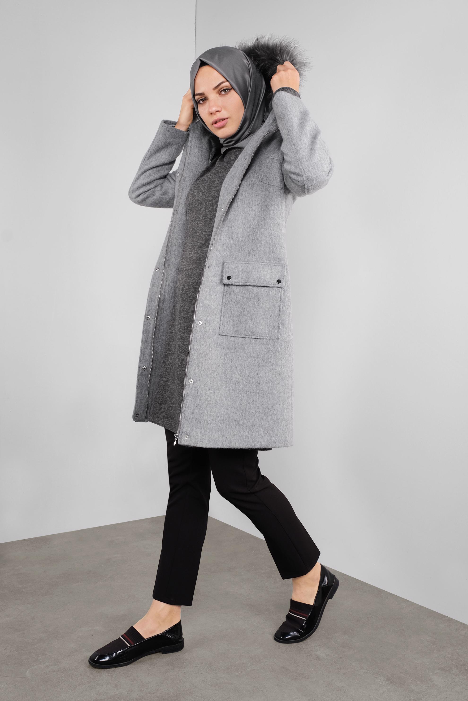 Tesettür giyim GRİ KAPÜŞONU KÜRKLÜ YÜN KABAN 90176