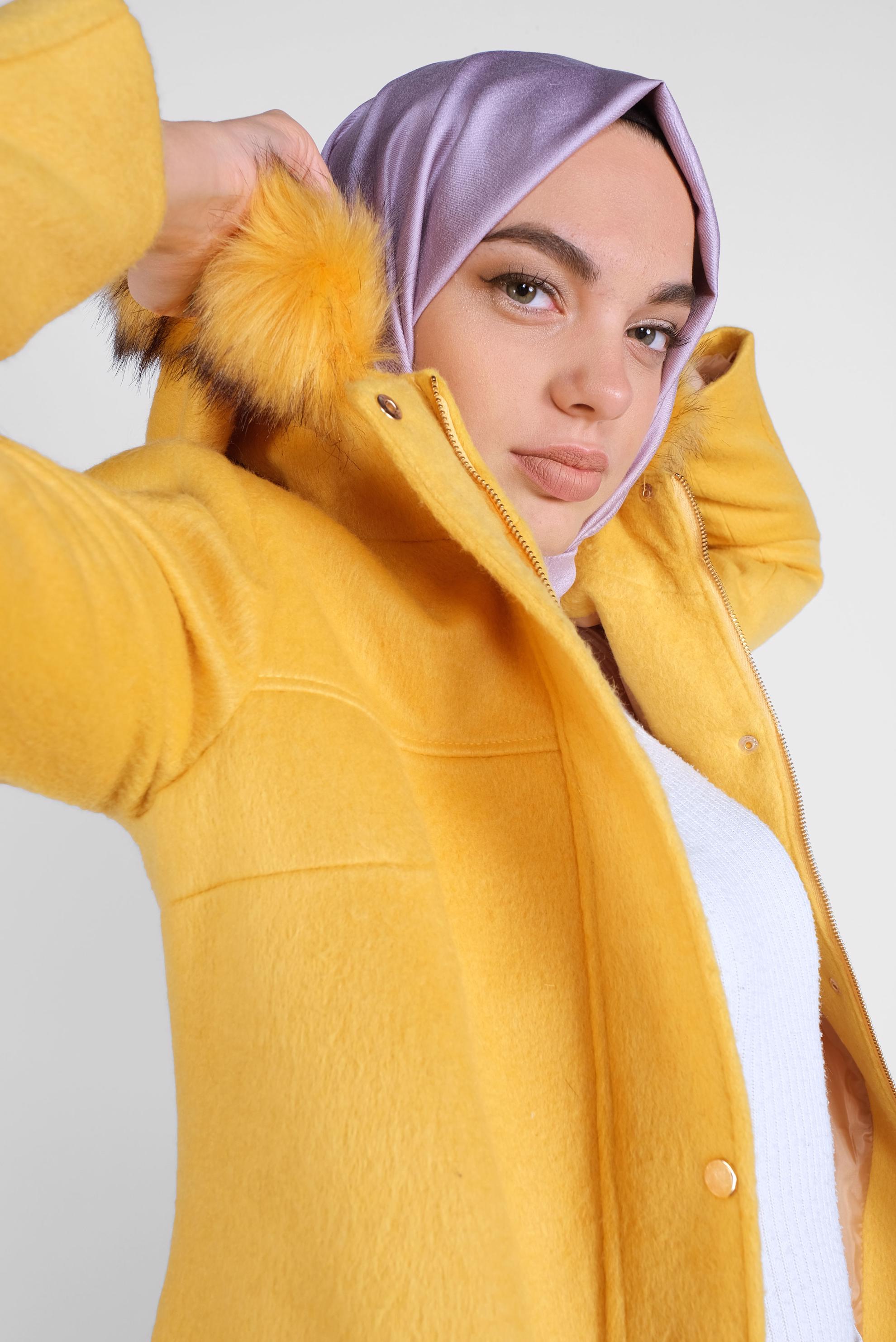 Tesettür giyim SARI KAPÜŞONU KÜRKLÜ YÜN KABAN 90176