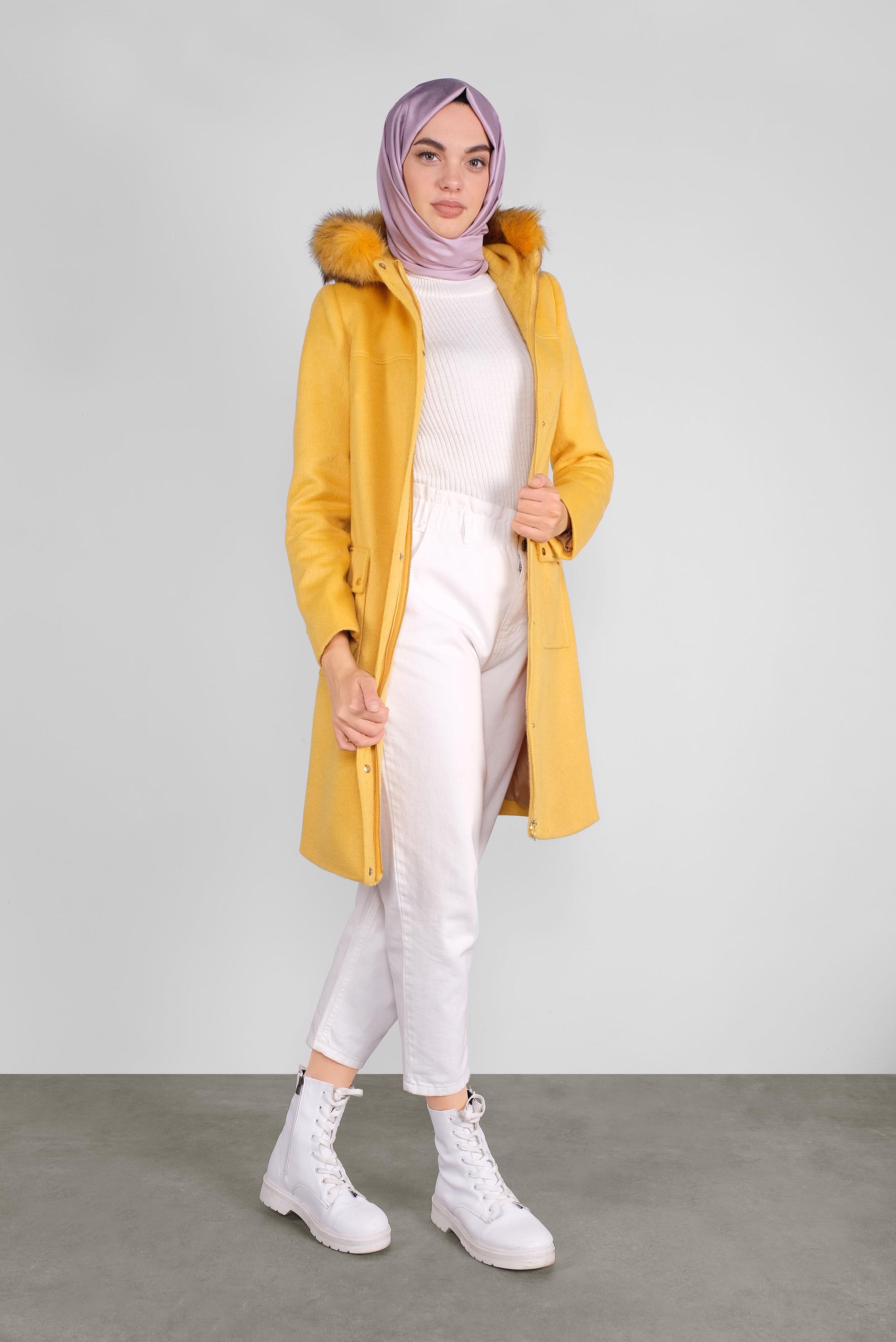 Tesettür giyim SARI KAPÜŞONU KÜRKLÜ YÜN KABAN 90176