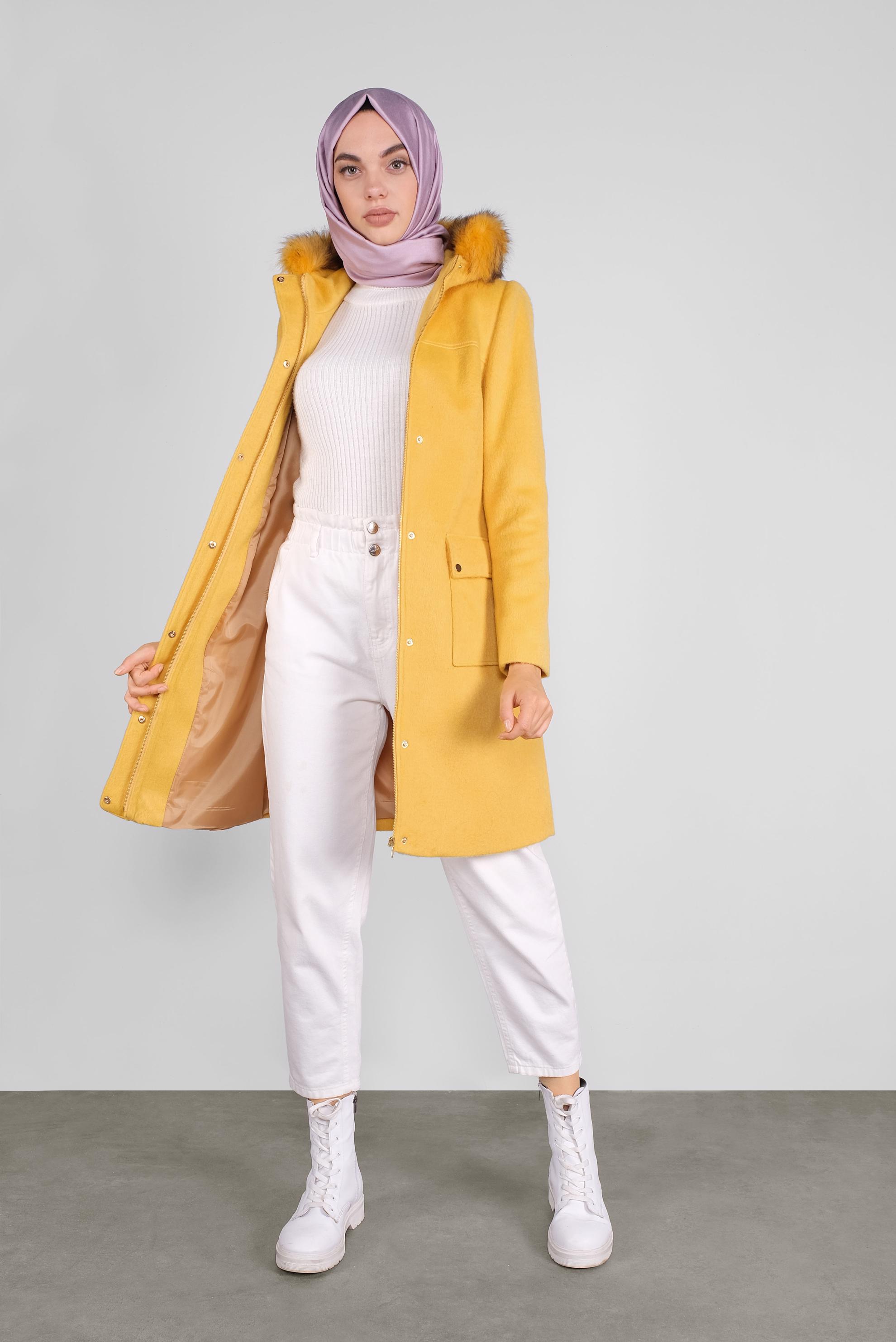 Tesettür giyim SARI KAPÜŞONU KÜRKLÜ YÜN KABAN 90176
