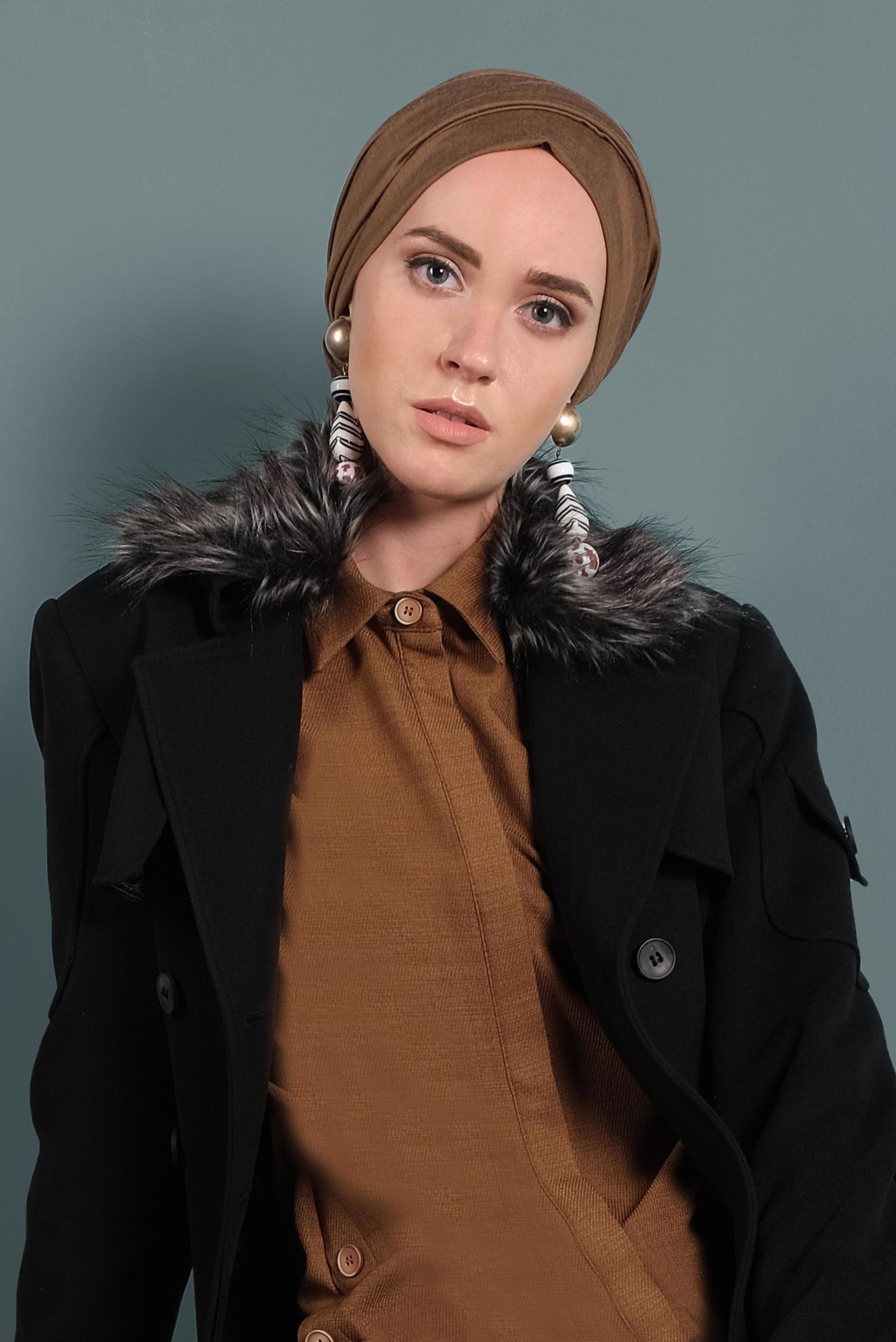 Tesettür giyim SİYAH YAKASI KÜRKLÜ DÜĞMELİ MANTO 90037 