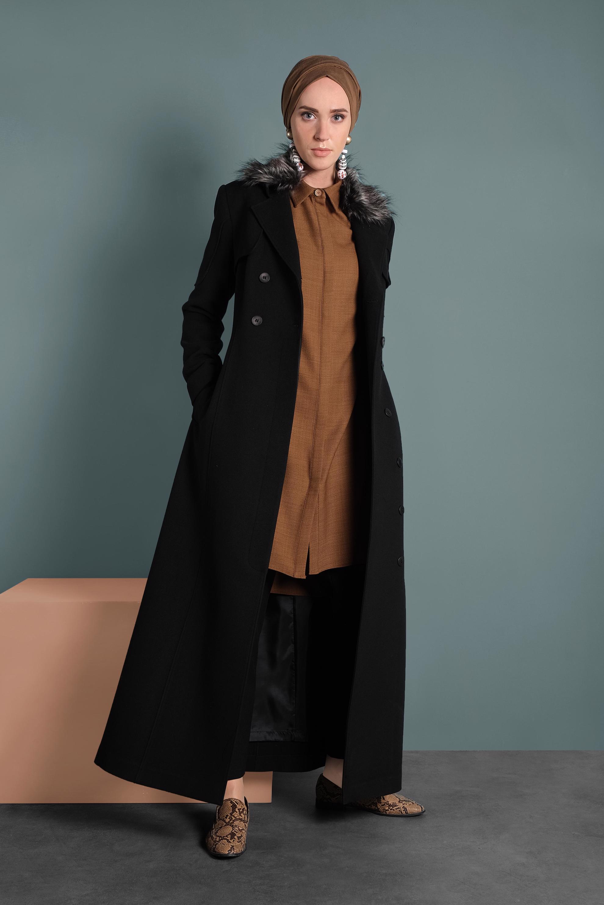 Tesettür giyim SİYAH YAKASI KÜRKLÜ DÜĞMELİ MANTO 90037 