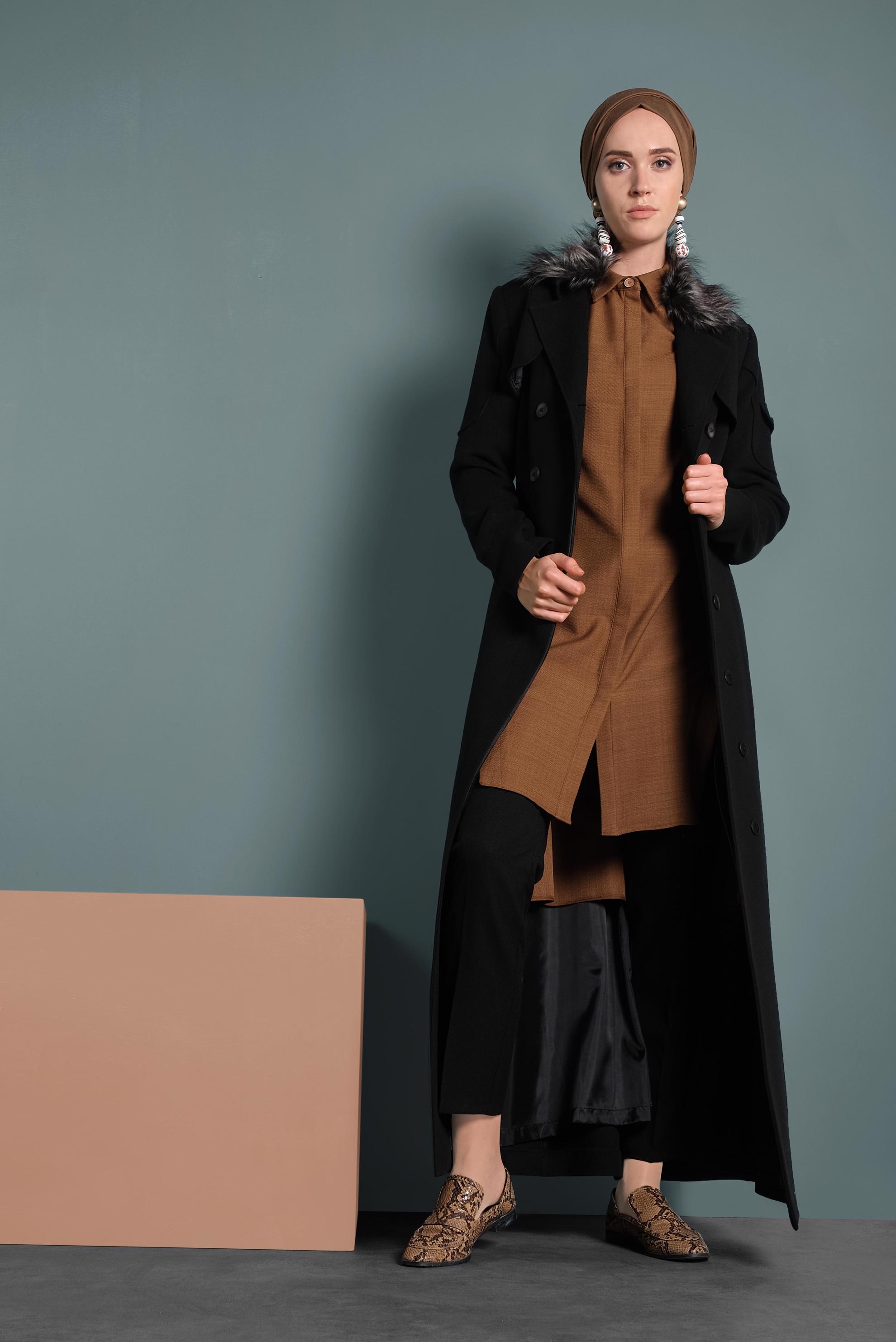 Tesettür giyim SİYAH YAKASI KÜRKLÜ DÜĞMELİ MANTO 90037 