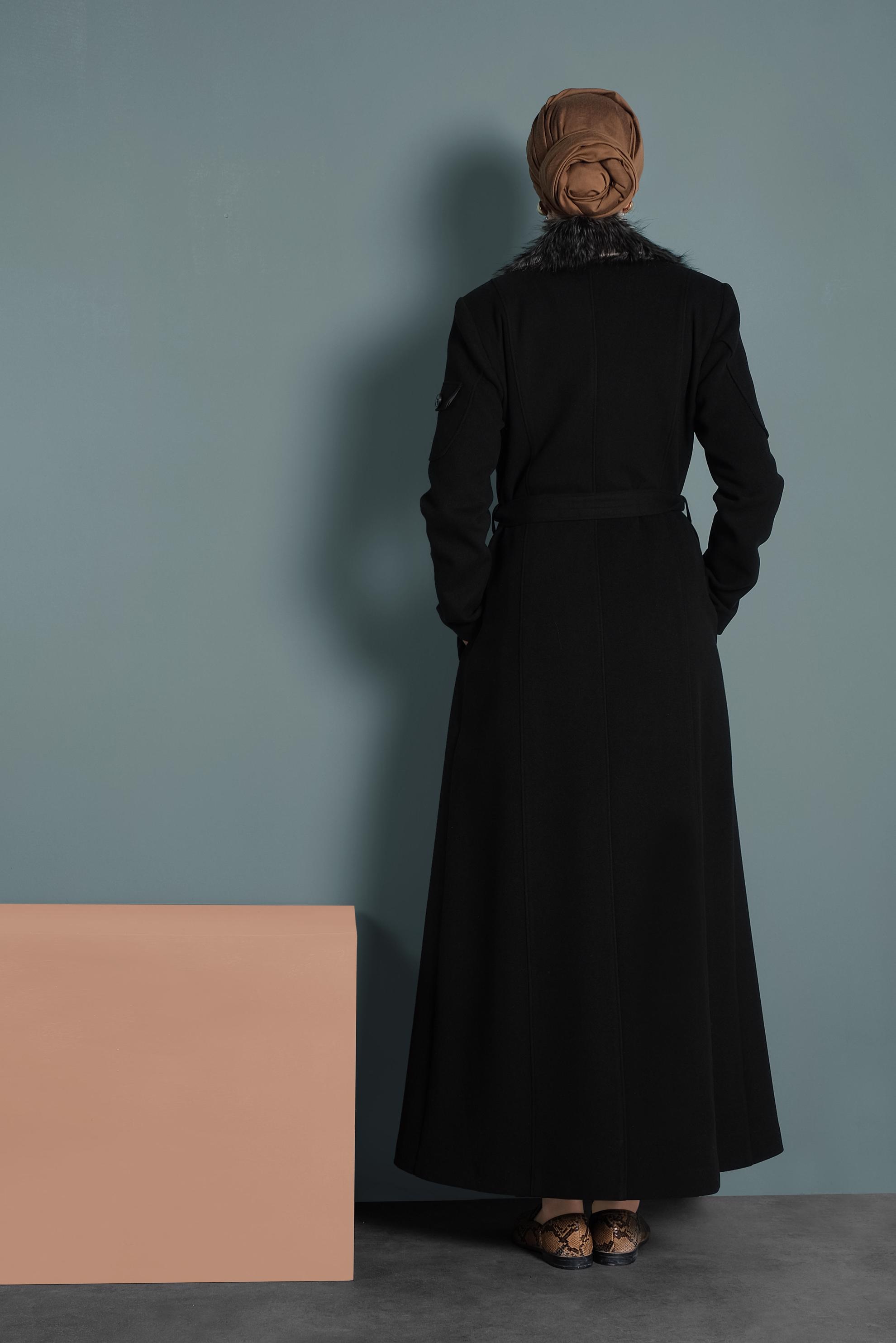 Tesettür giyim SİYAH YAKASI KÜRKLÜ DÜĞMELİ MANTO 90037 