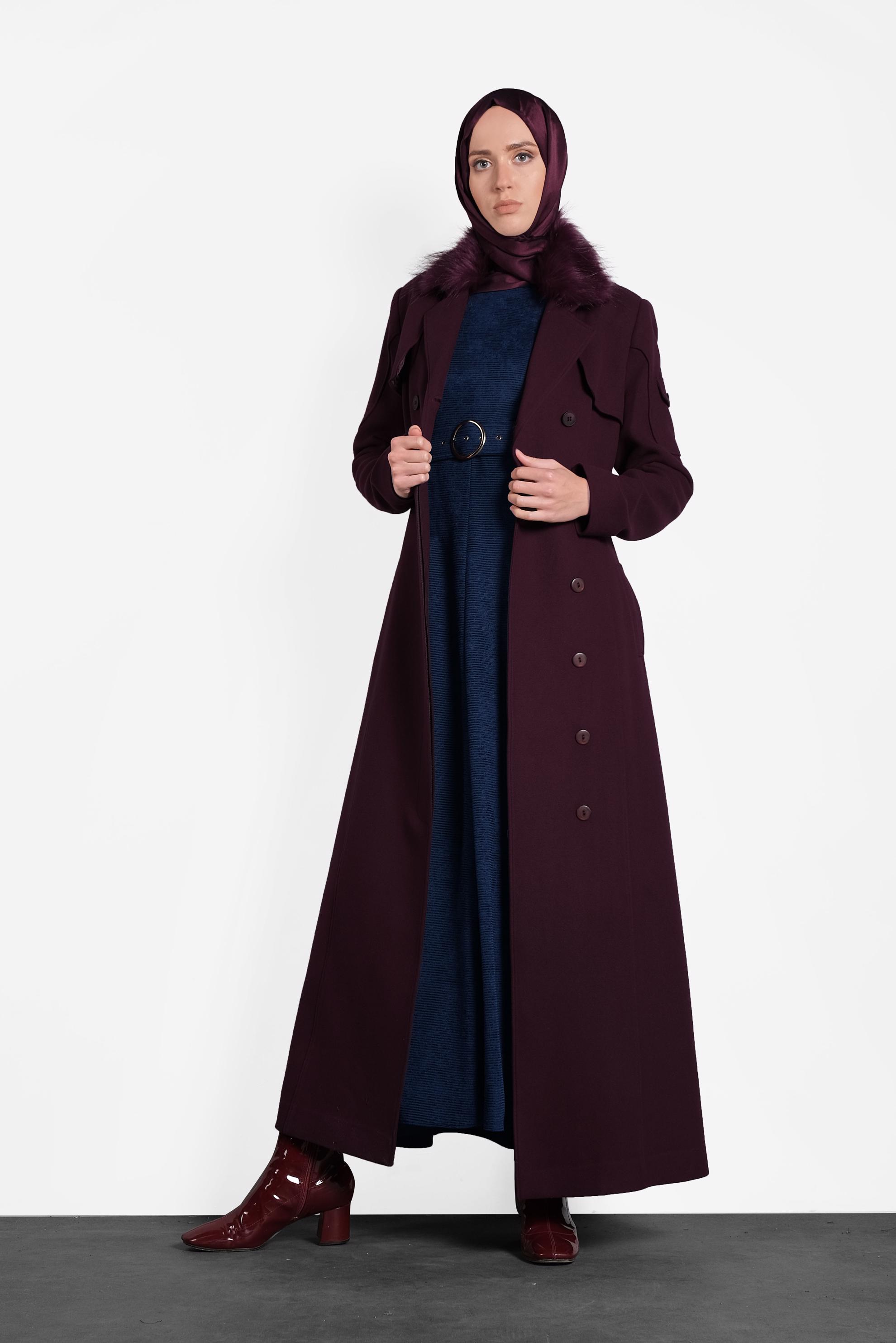 Tesettür giyim MÜRDÜM YAKASI KÜRKLÜ DÜĞMELİ MANTO 90037 