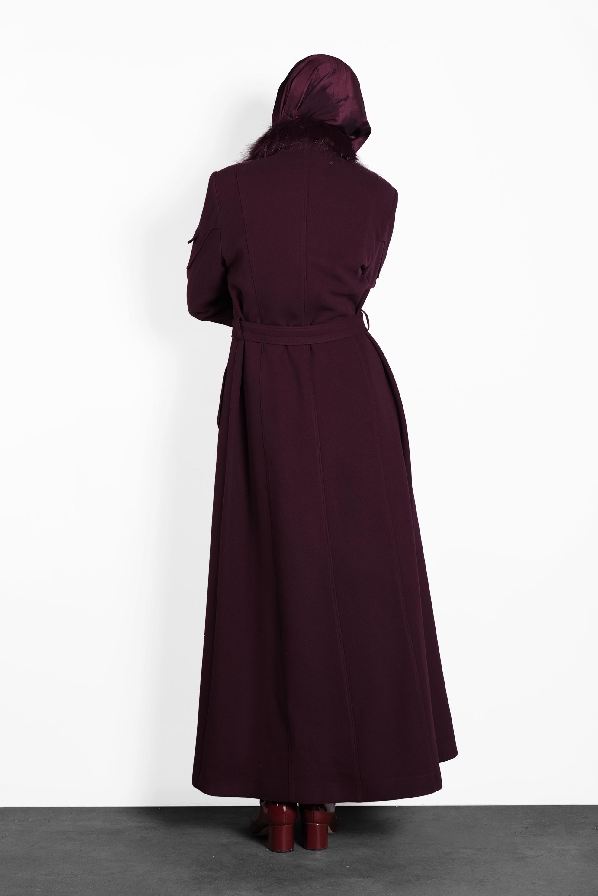 Tesettür giyim MÜRDÜM YAKASI KÜRKLÜ DÜĞMELİ MANTO 90037 