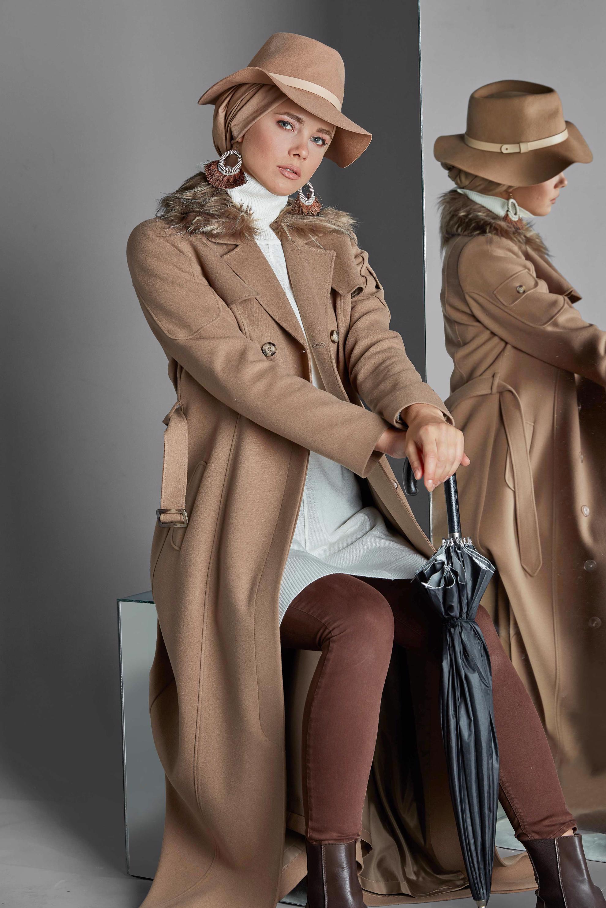 Tesettür giyim TABA YAKASI KÜRKLÜ DÜĞMELİ MANTO 90037 