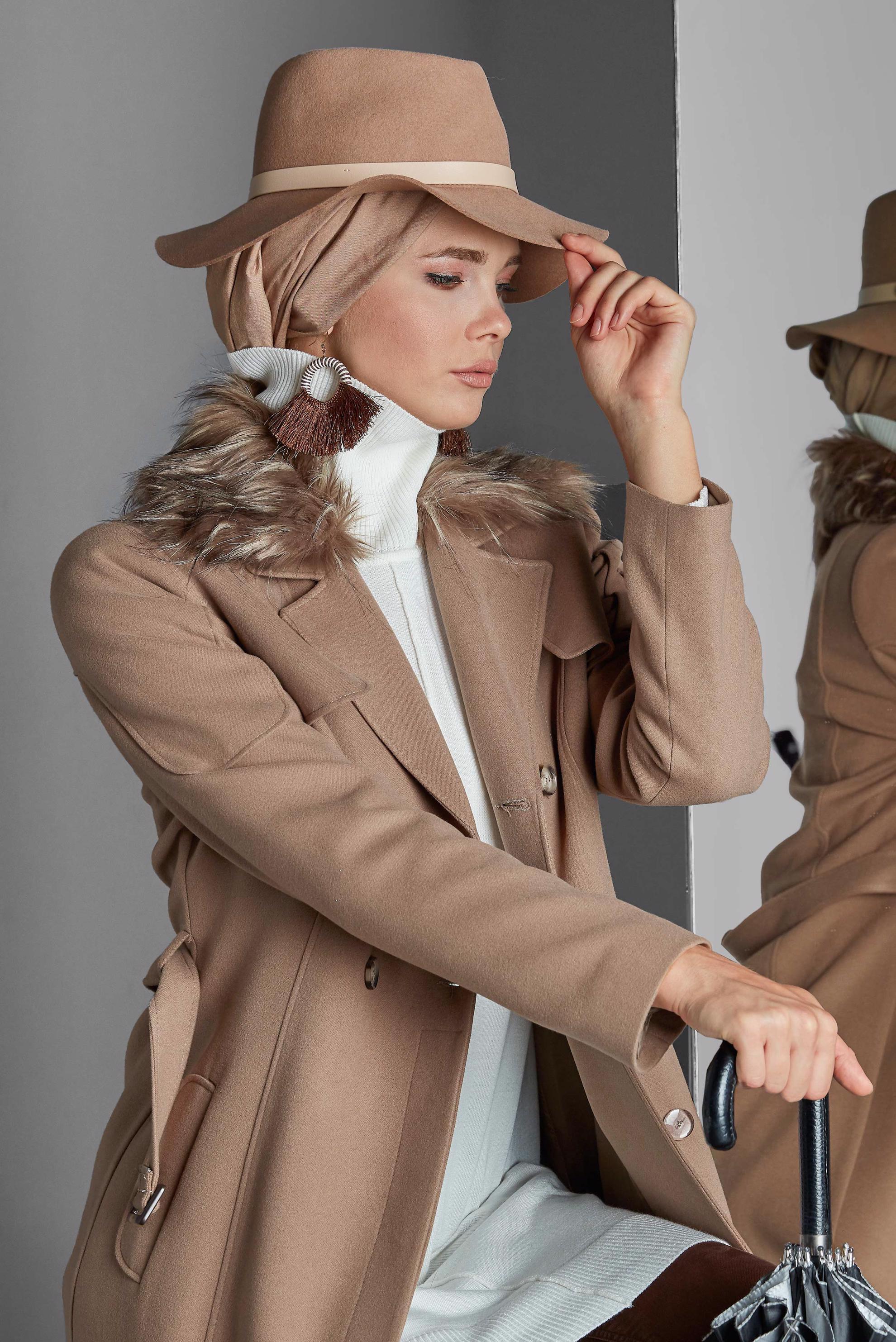 Tesettür giyim TABA YAKASI KÜRKLÜ DÜĞMELİ MANTO 90037 