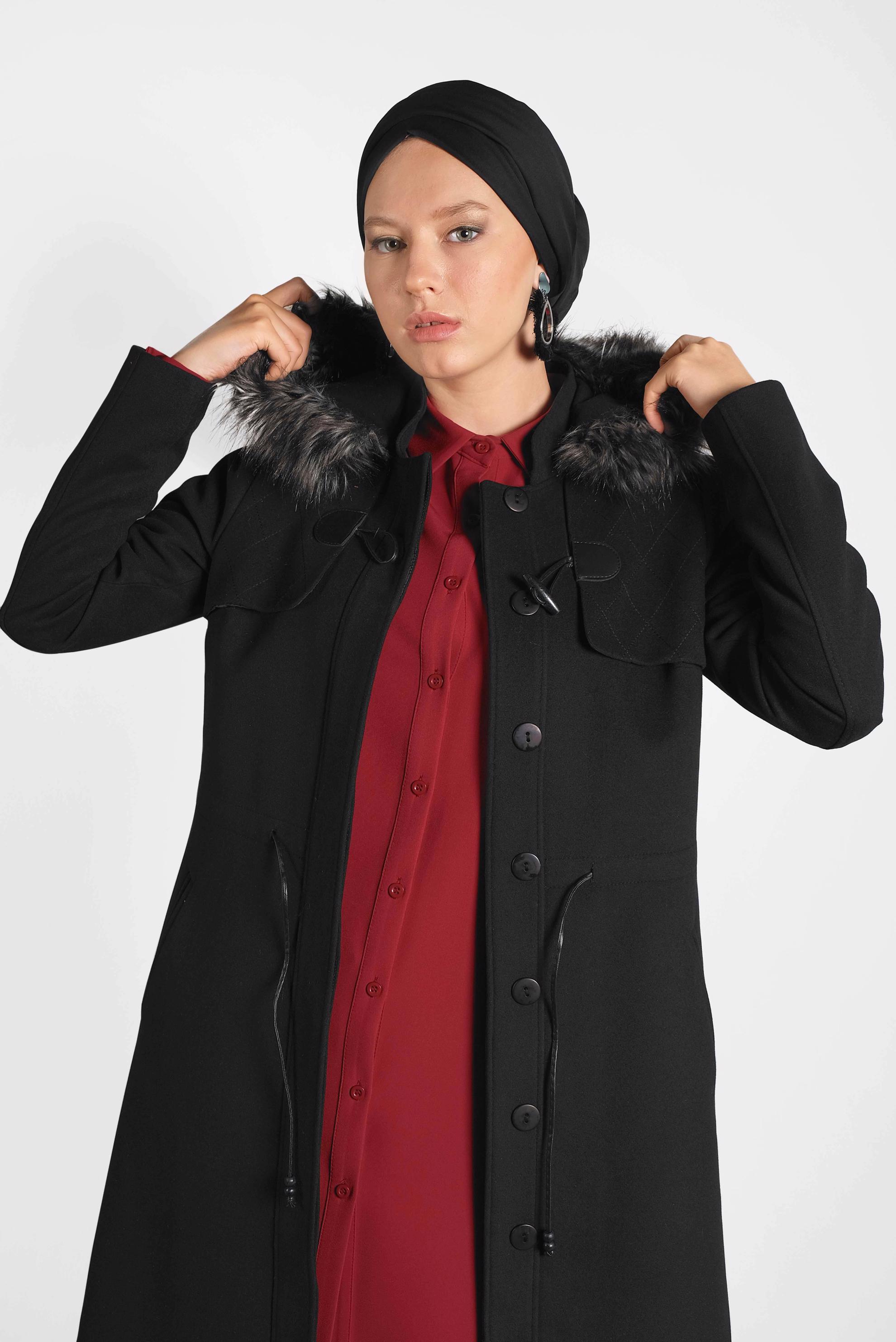 Tesettür giyim SİYAH BELİ BÜZGÜ DETAYLI KÜRKLÜ KAPÜŞONLU KAŞE MANTO 90038 