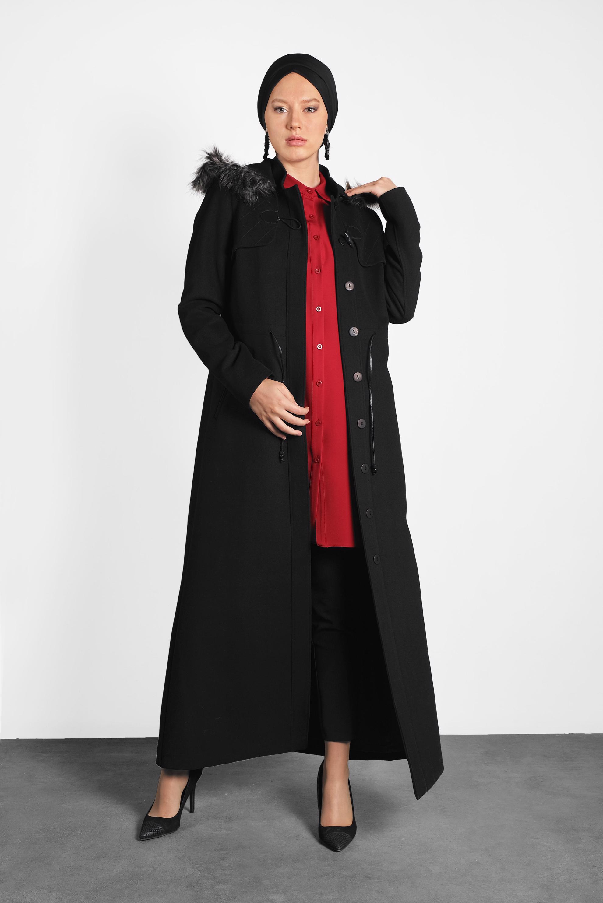 Tesettür giyim SİYAH BELİ BÜZGÜ DETAYLI KÜRKLÜ KAPÜŞONLU KAŞE MANTO 90038 