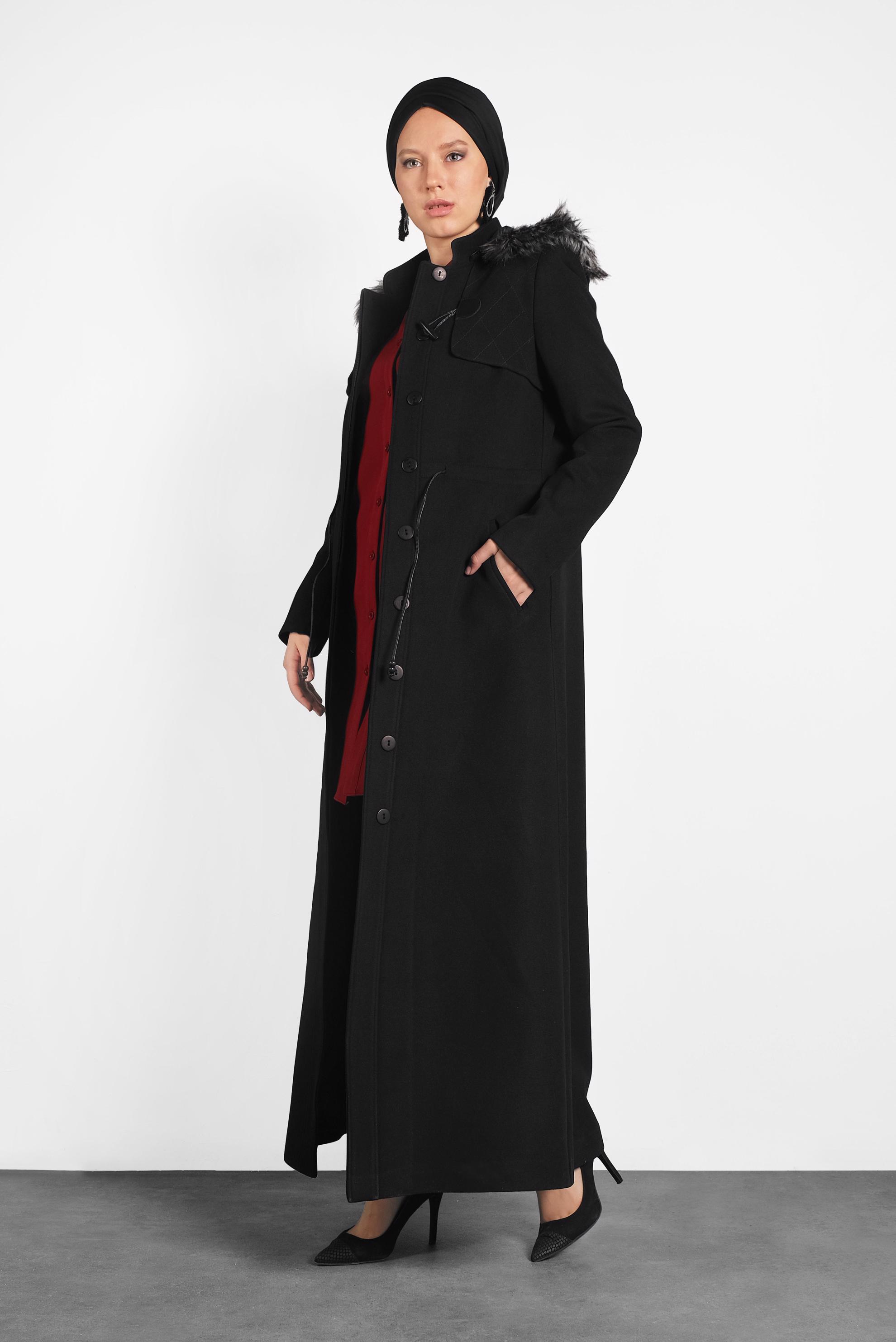 Tesettür giyim SİYAH BELİ BÜZGÜ DETAYLI KÜRKLÜ KAPÜŞONLU KAŞE MANTO 90038 