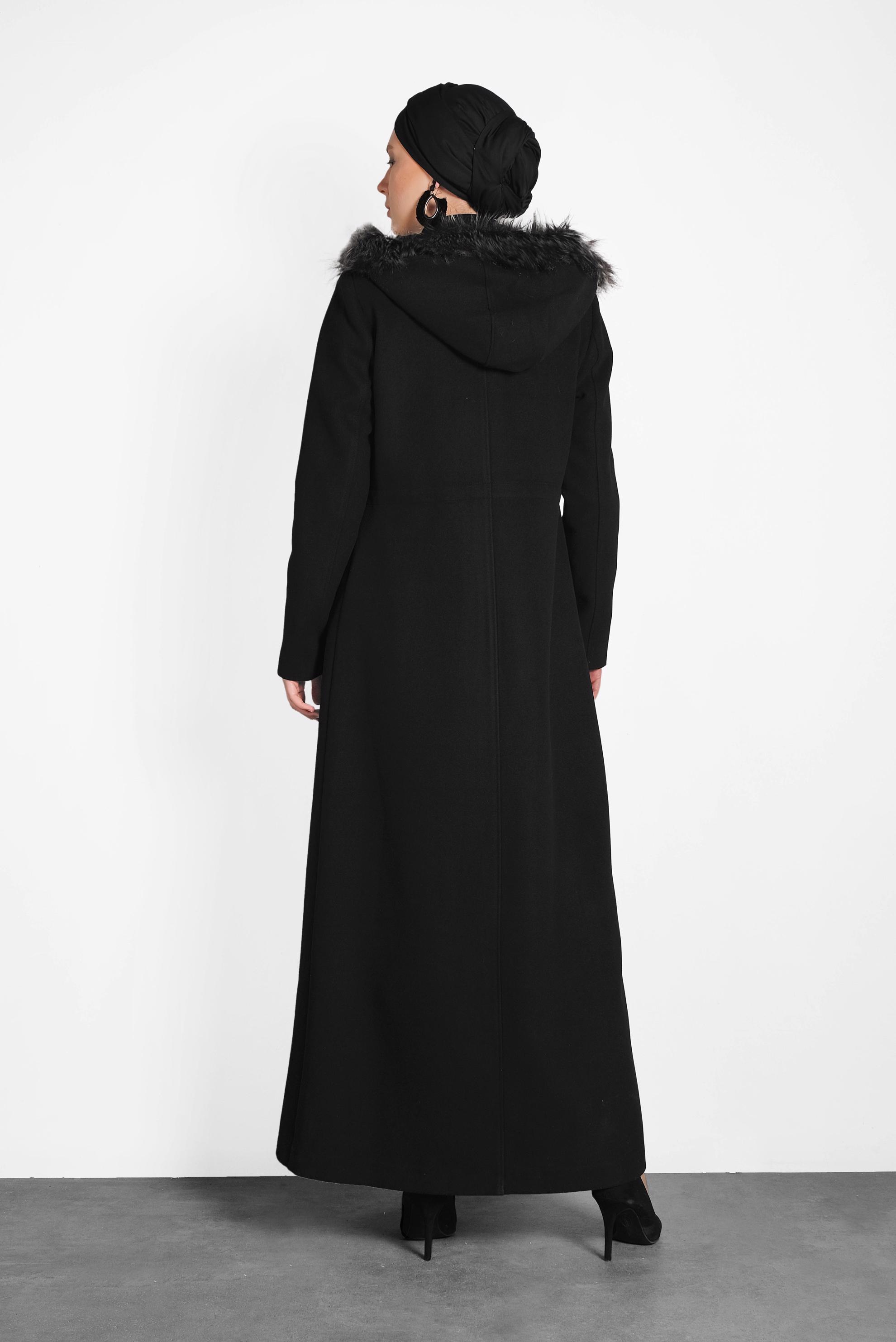 Tesettür giyim SİYAH BELİ BÜZGÜ DETAYLI KÜRKLÜ KAPÜŞONLU KAŞE MANTO 90038 